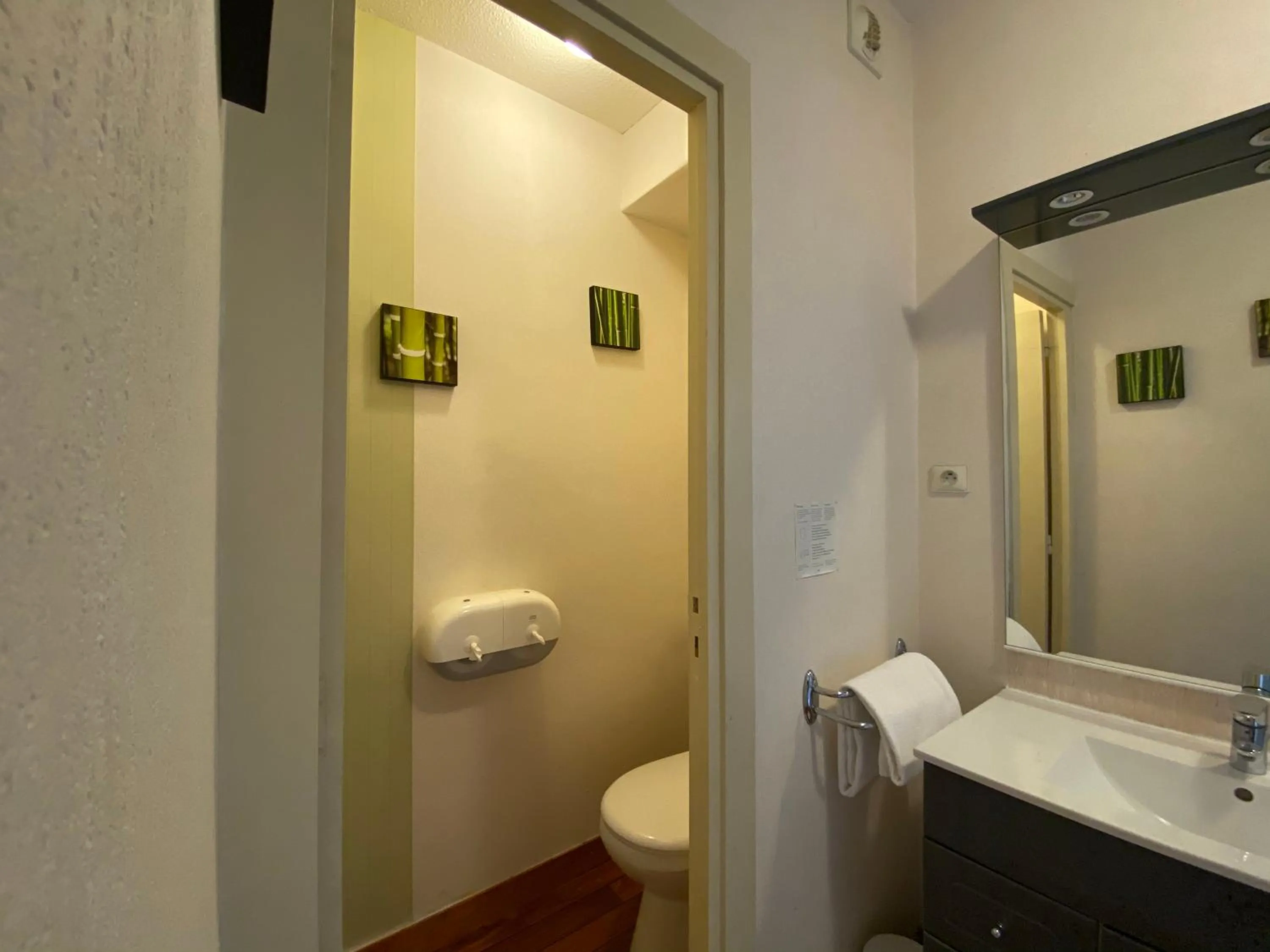 Toilet in Hôtel Fontaine, Morlaix