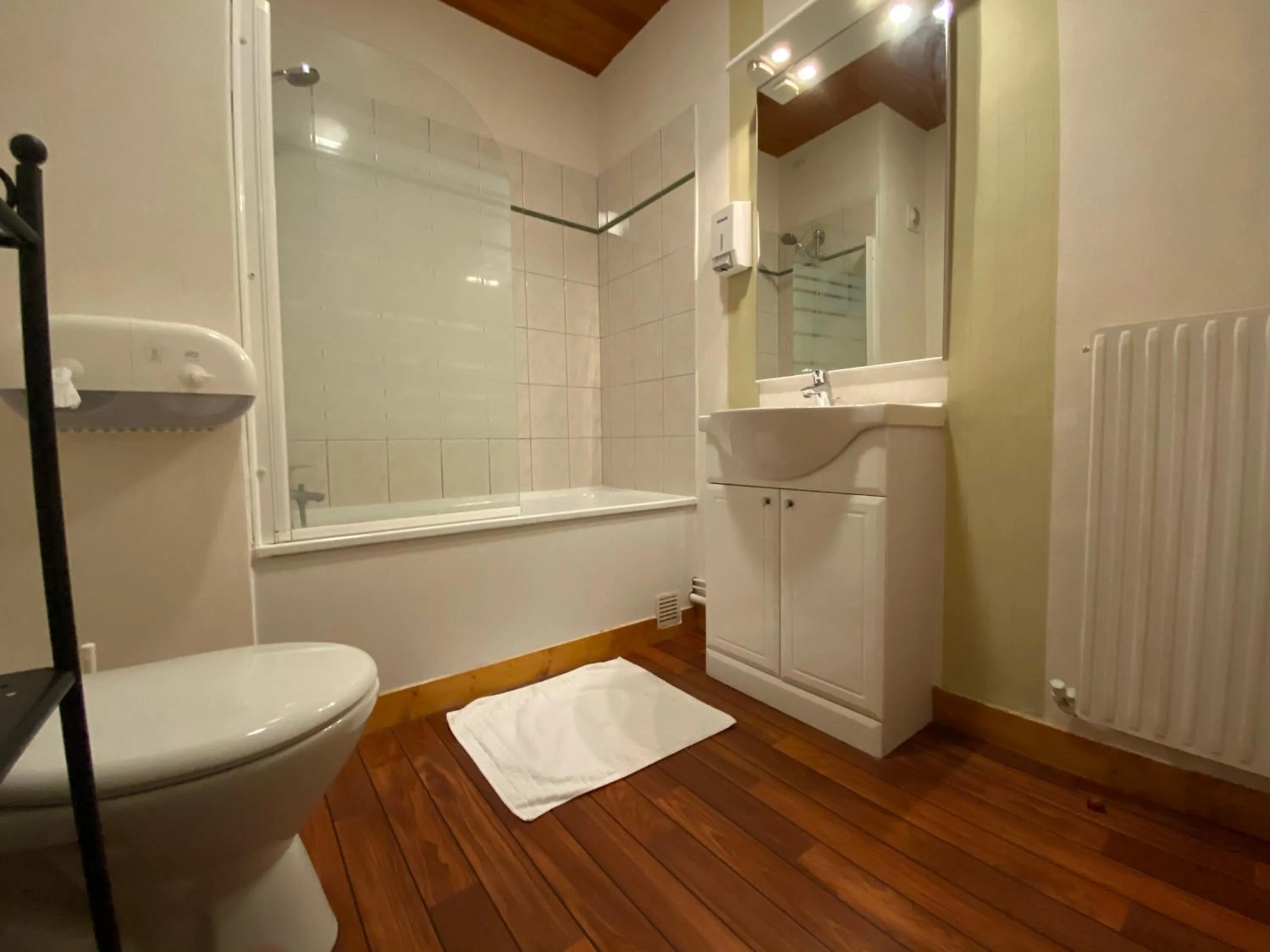 Shower in Hôtel Fontaine, Morlaix