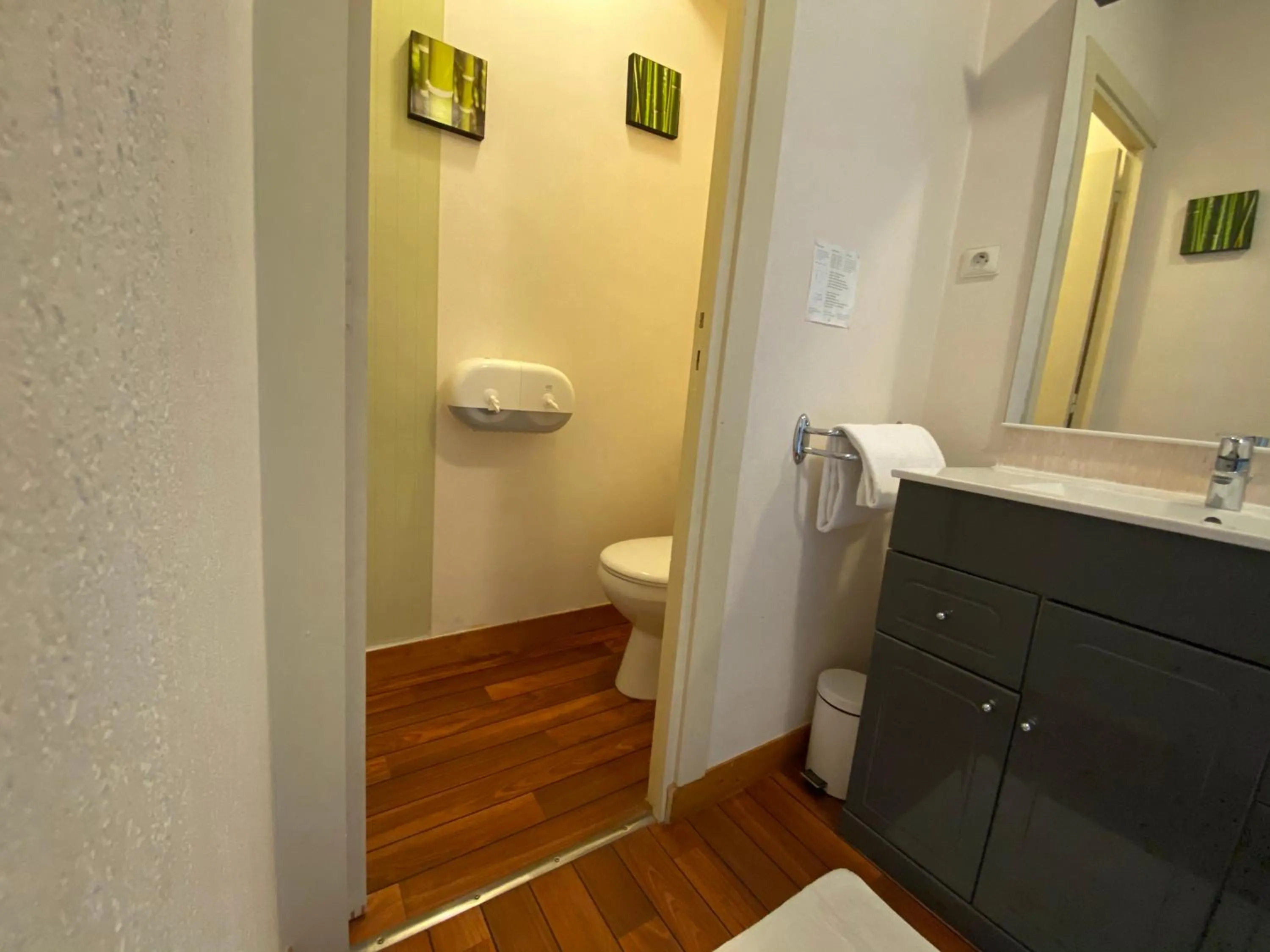 Toilet in Hôtel Fontaine, Morlaix