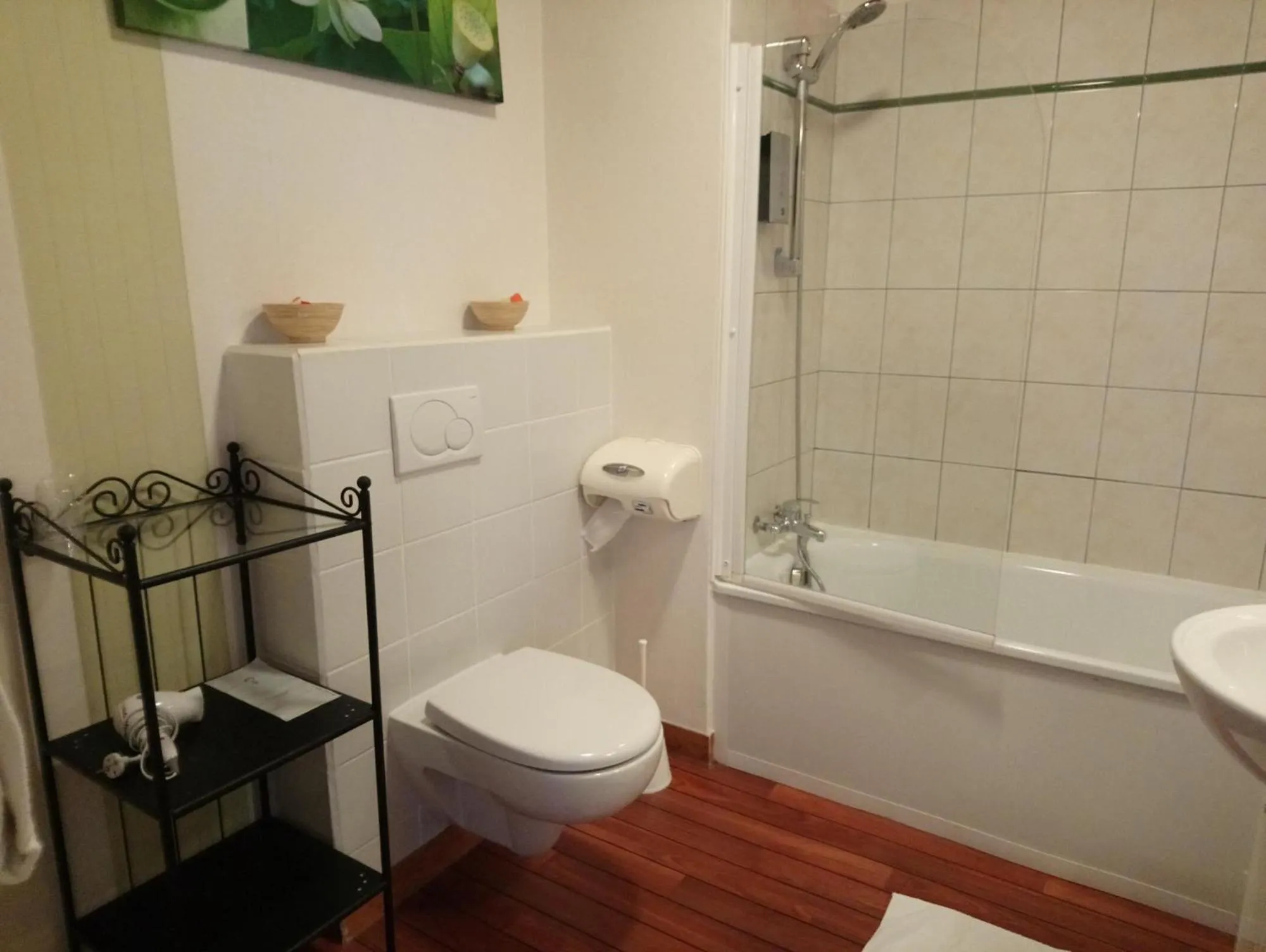 Bathroom in Hôtel Fontaine, Morlaix