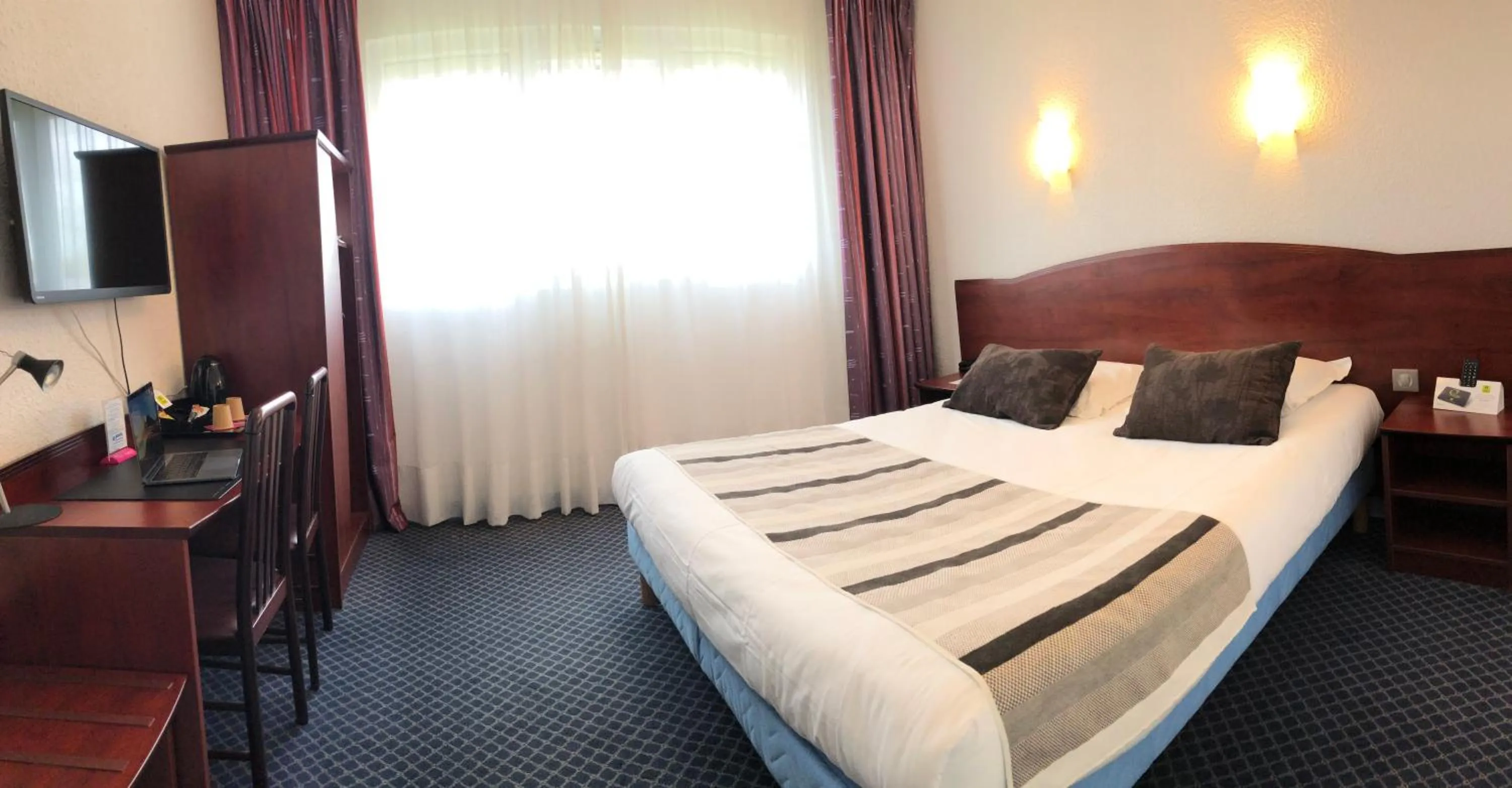 Bedroom, Bed in Hôtel Fontaine, Morlaix