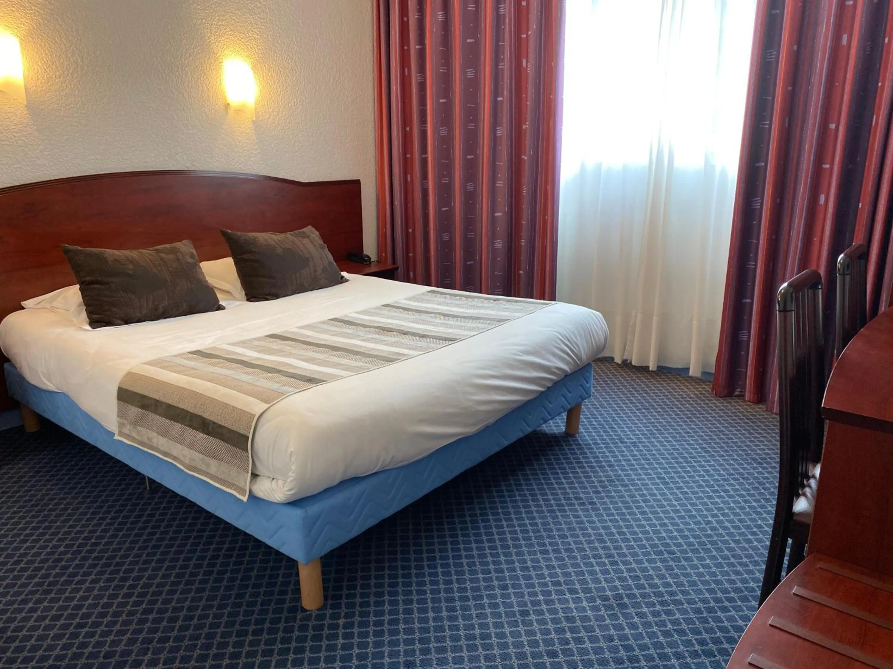 Bed in Hôtel Fontaine, Morlaix