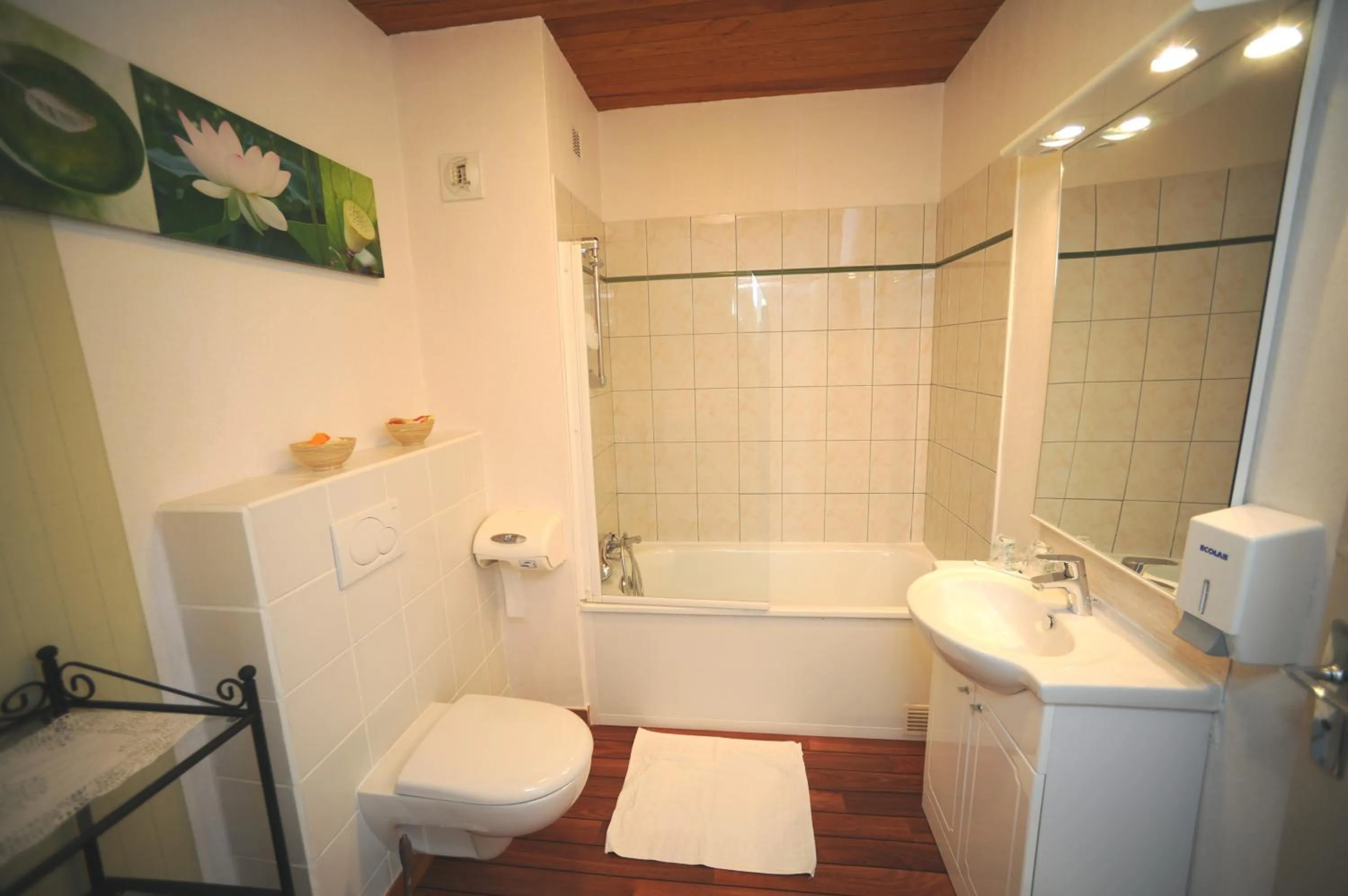 Bathroom in Hôtel Fontaine, Morlaix