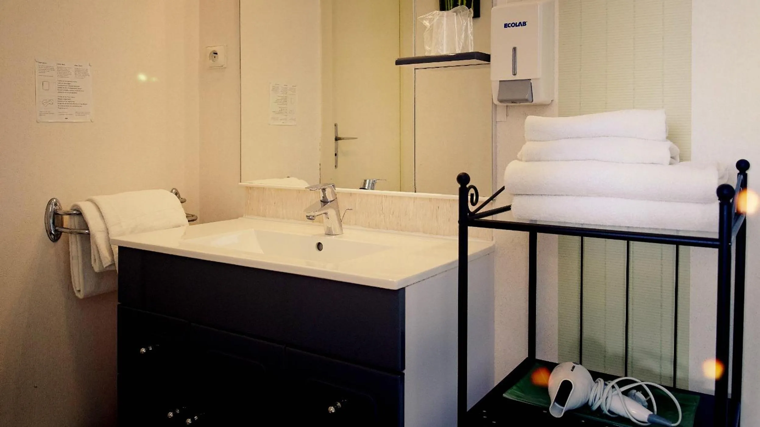 Bathroom, Bed in Hôtel Fontaine, Morlaix