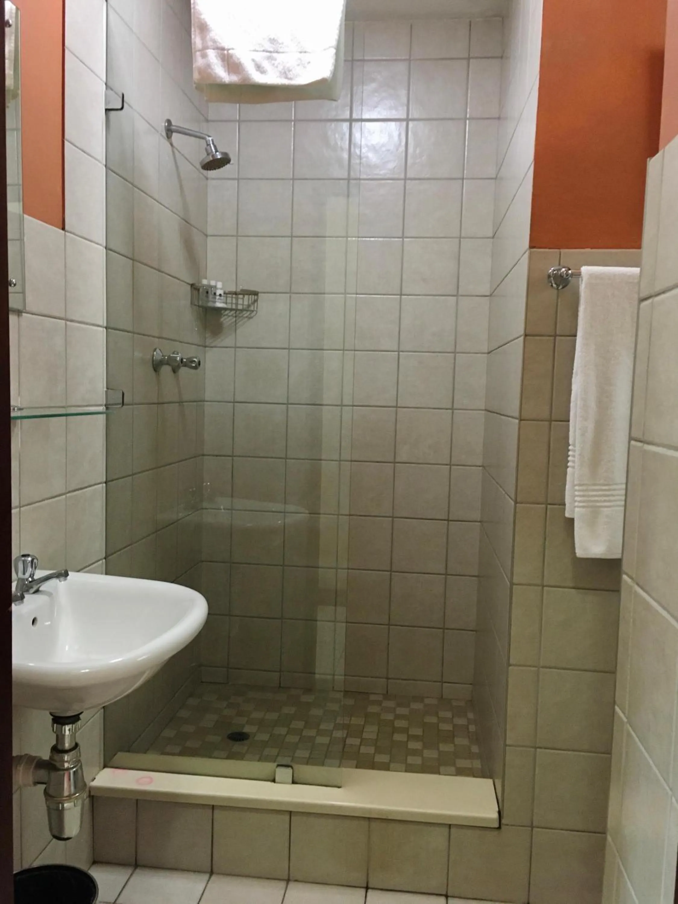 Shower in Emakhosini Hotel On East