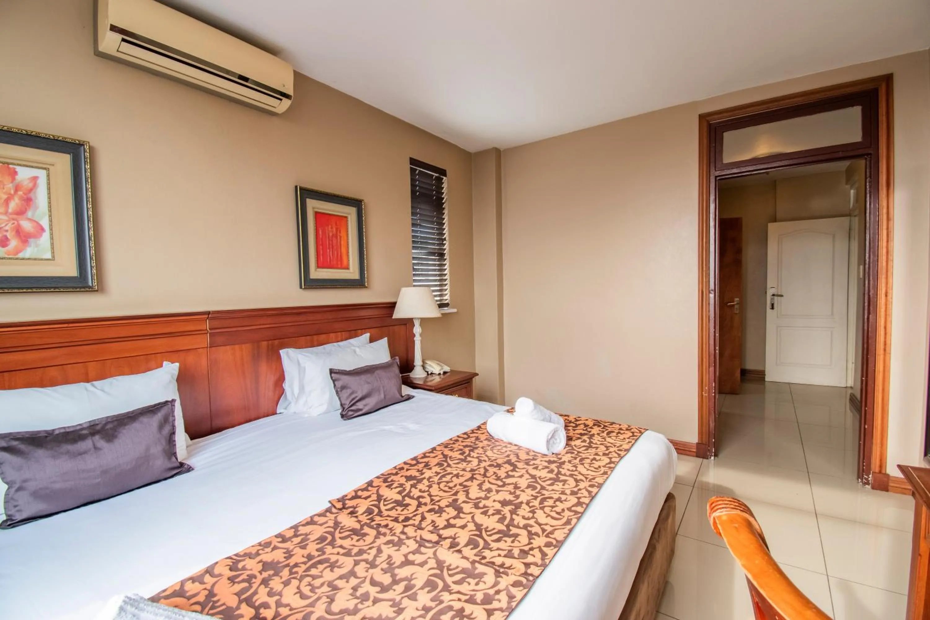 Bedroom, Bed in Emakhosini Hotel On East