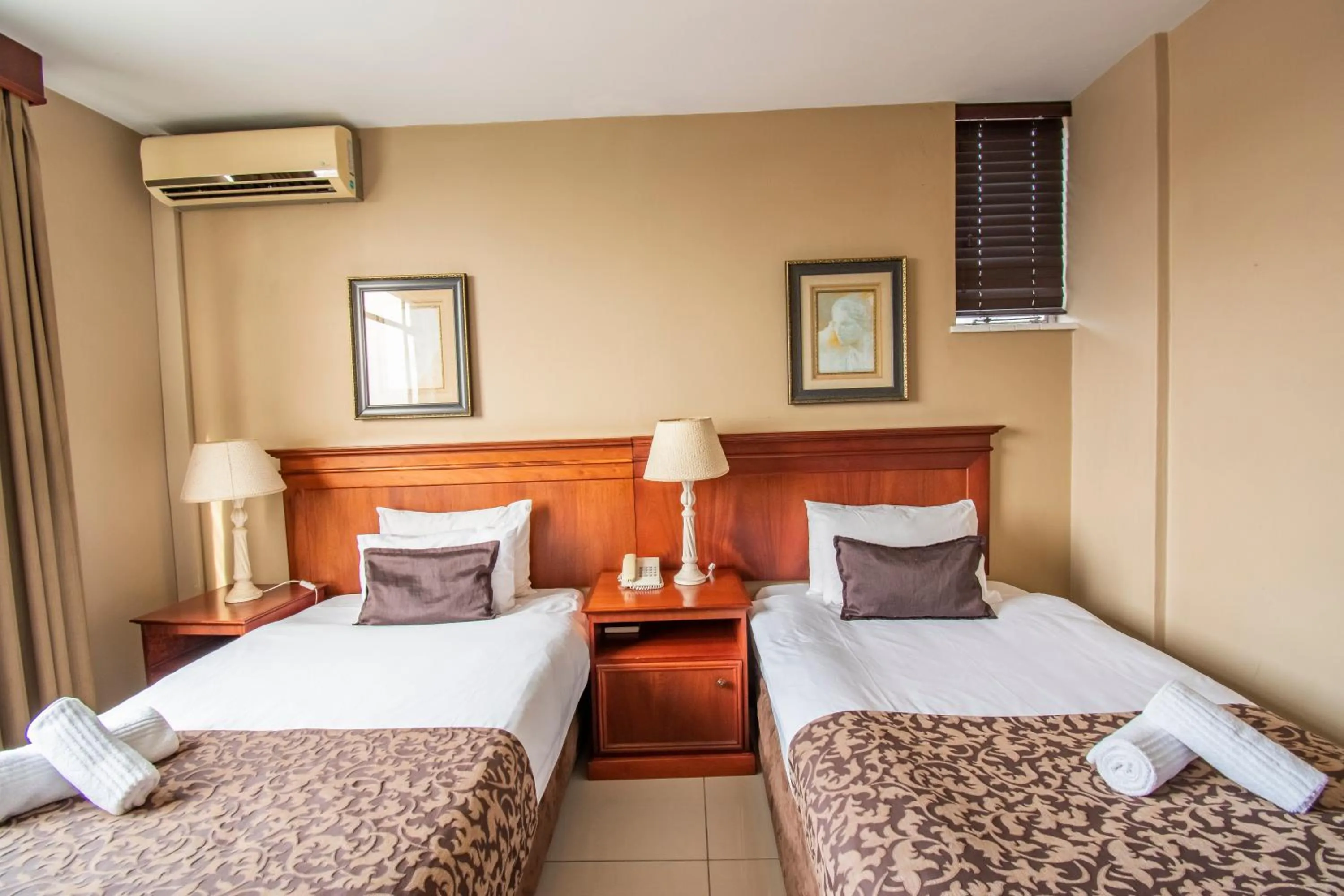 Bedroom, Bed in Emakhosini Hotel On East