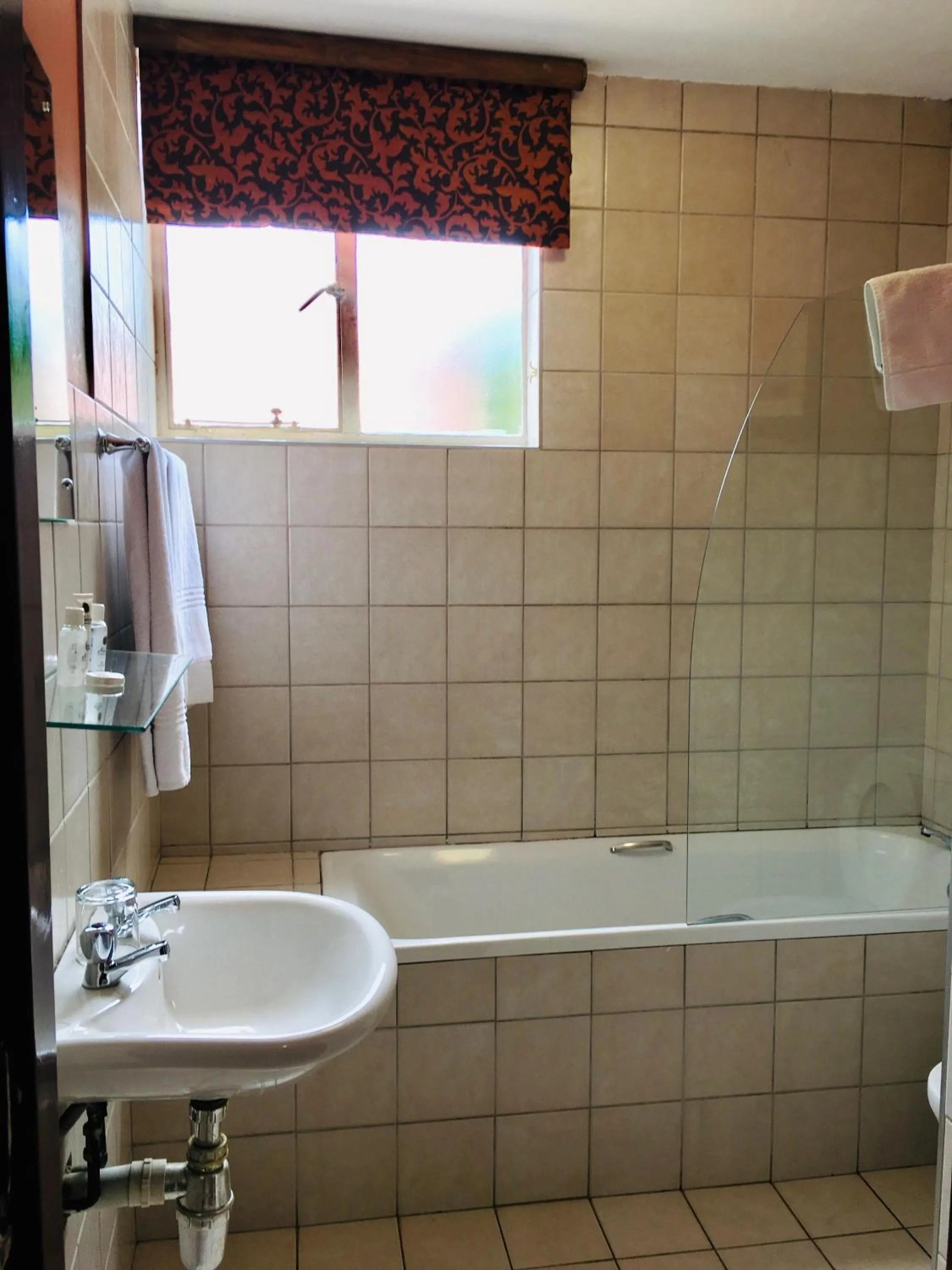 Bathroom in Emakhosini Hotel On East