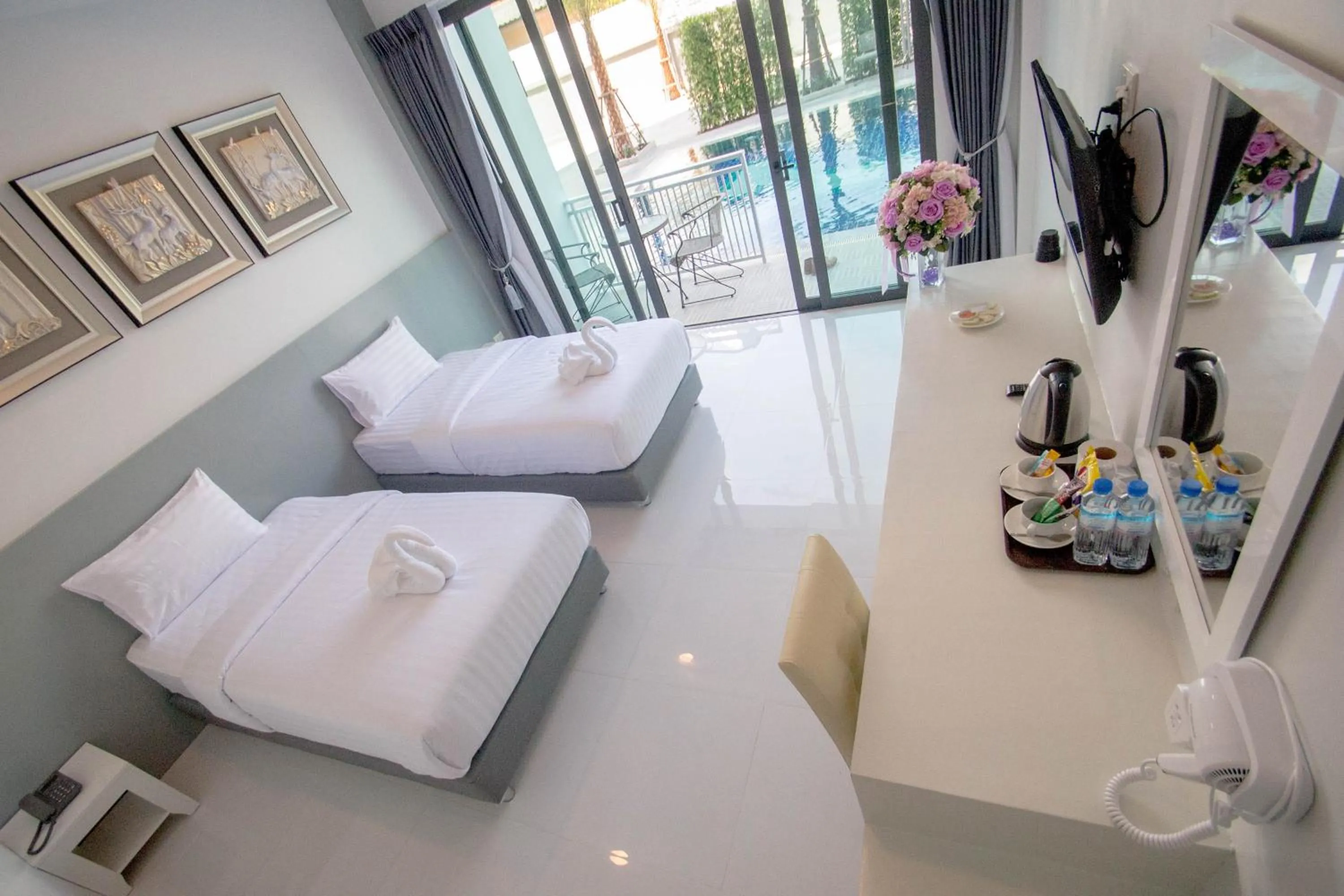 Photo of the whole room, Bed in Baan Yamoo Ranong