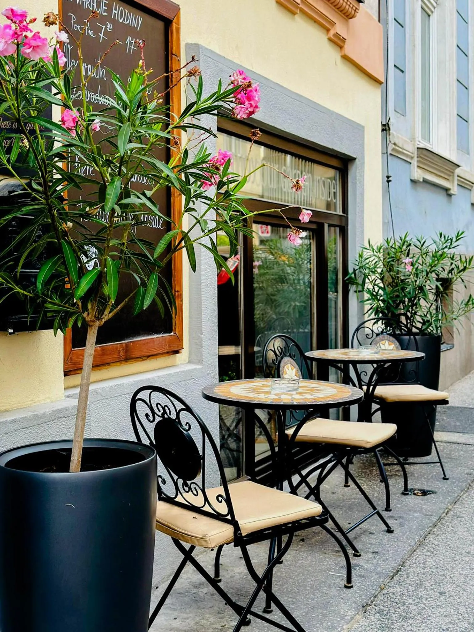 Restaurant/places to eat in 7Days B&B