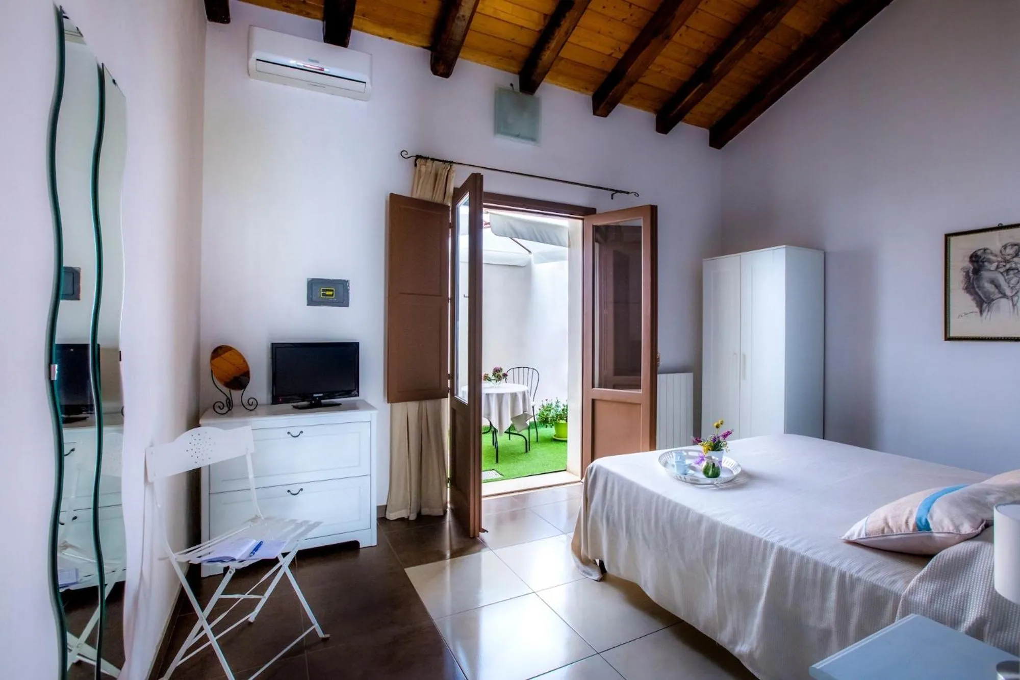 TV and multimedia, Bed in Kyanos Residence