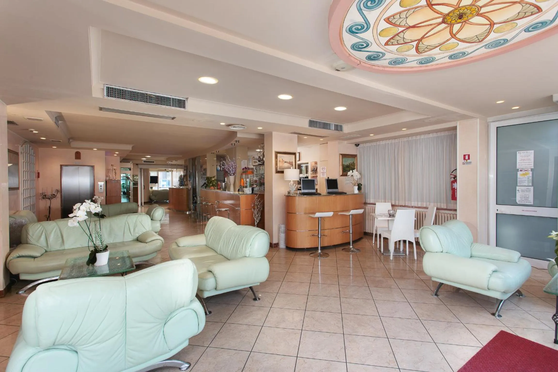 Communal lounge/ TV room in Hotel Flora