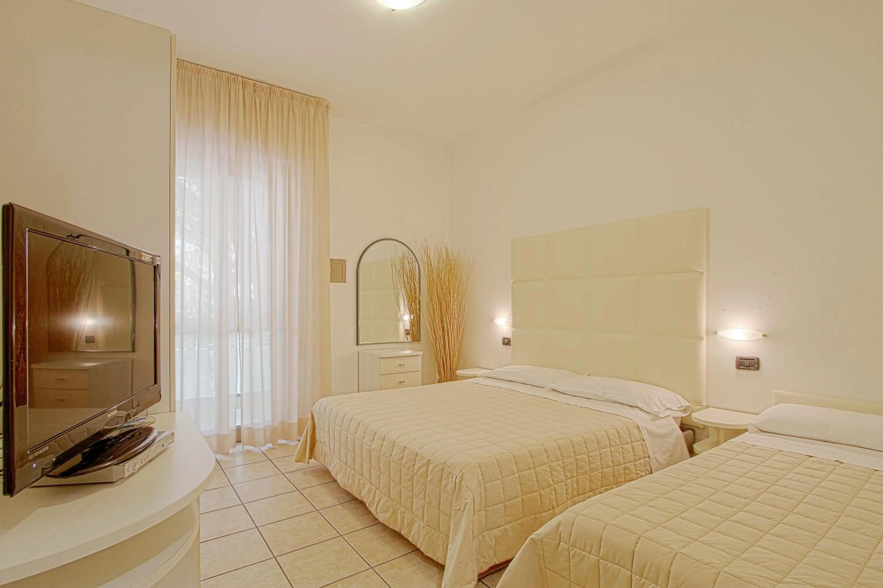 Photo of the whole room, Bed in Hotel Flora