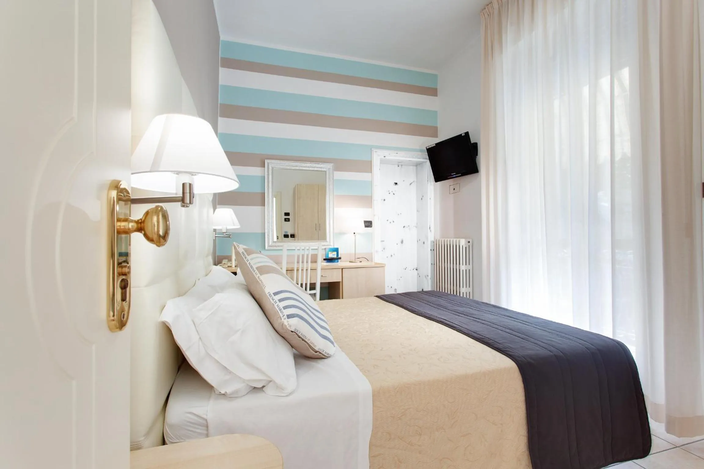 Photo of the whole room, Bed in Hotel Flora