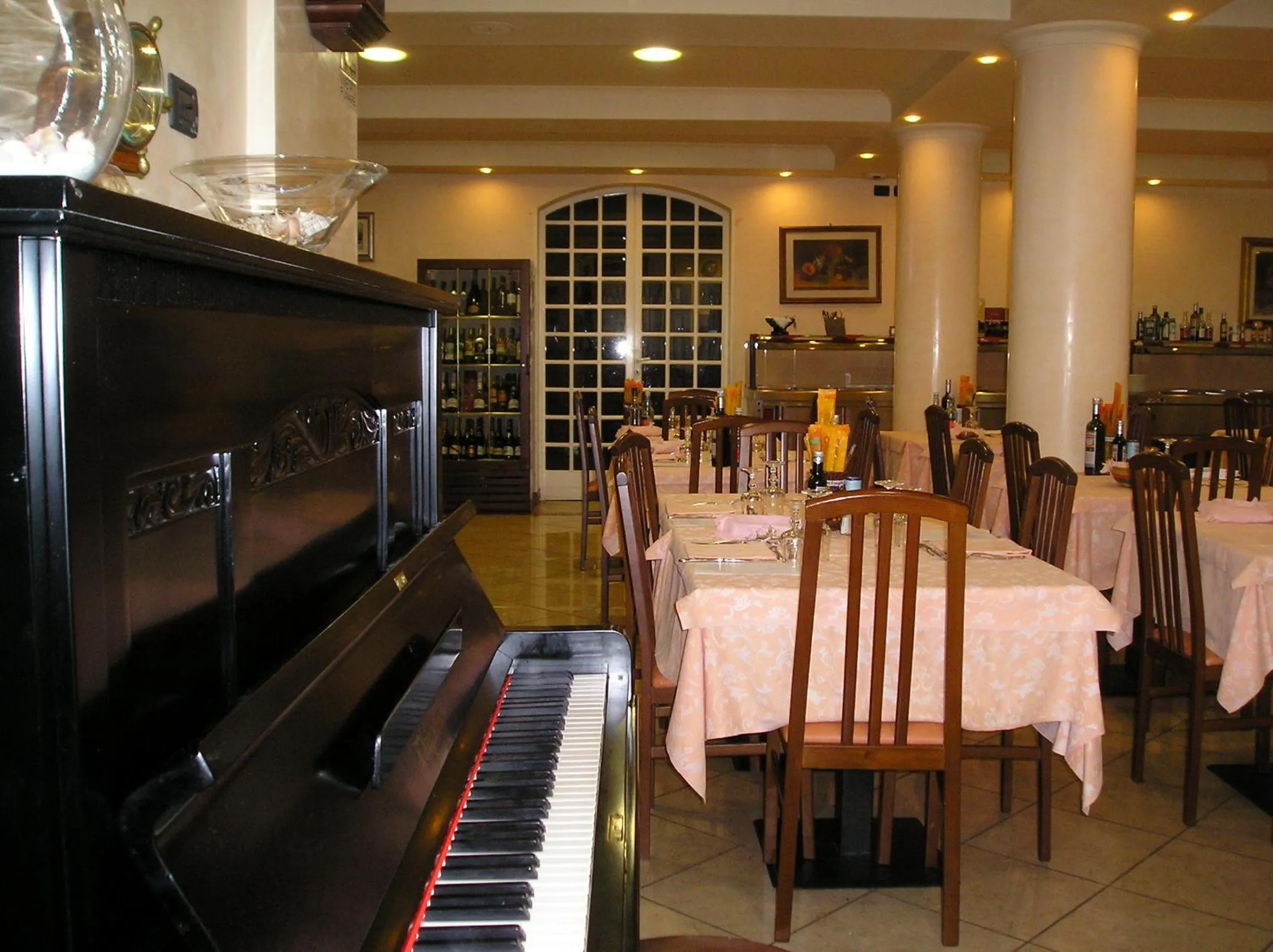 Restaurant/places to eat in Hotel Flora