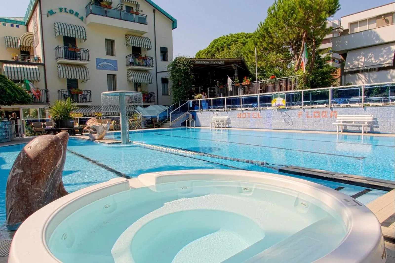 Swimming pool in Hotel Flora
