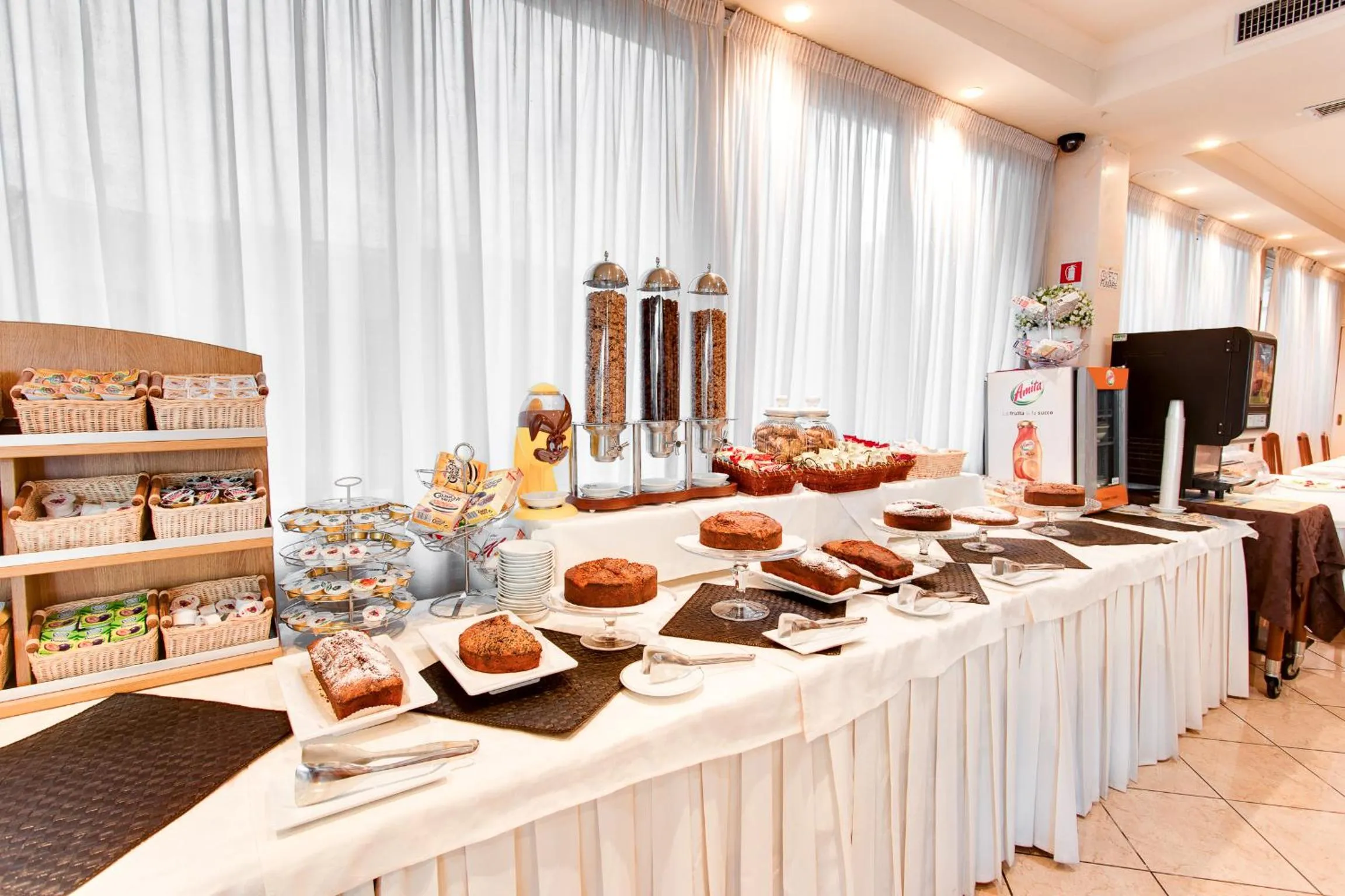 Restaurant/places to eat in Hotel Flora