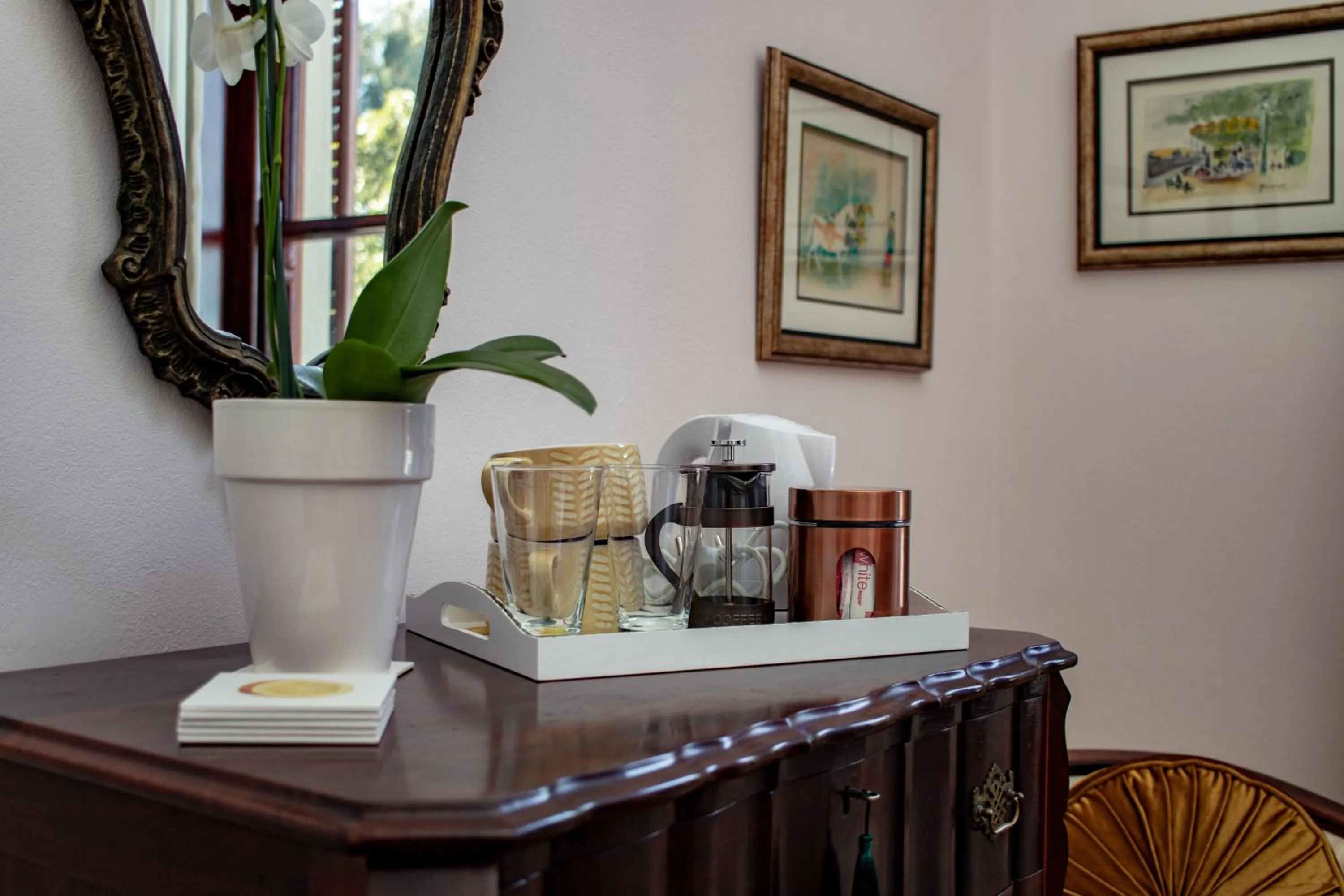 Coffee/tea facilities in Carmichael House Boutique Hotel
