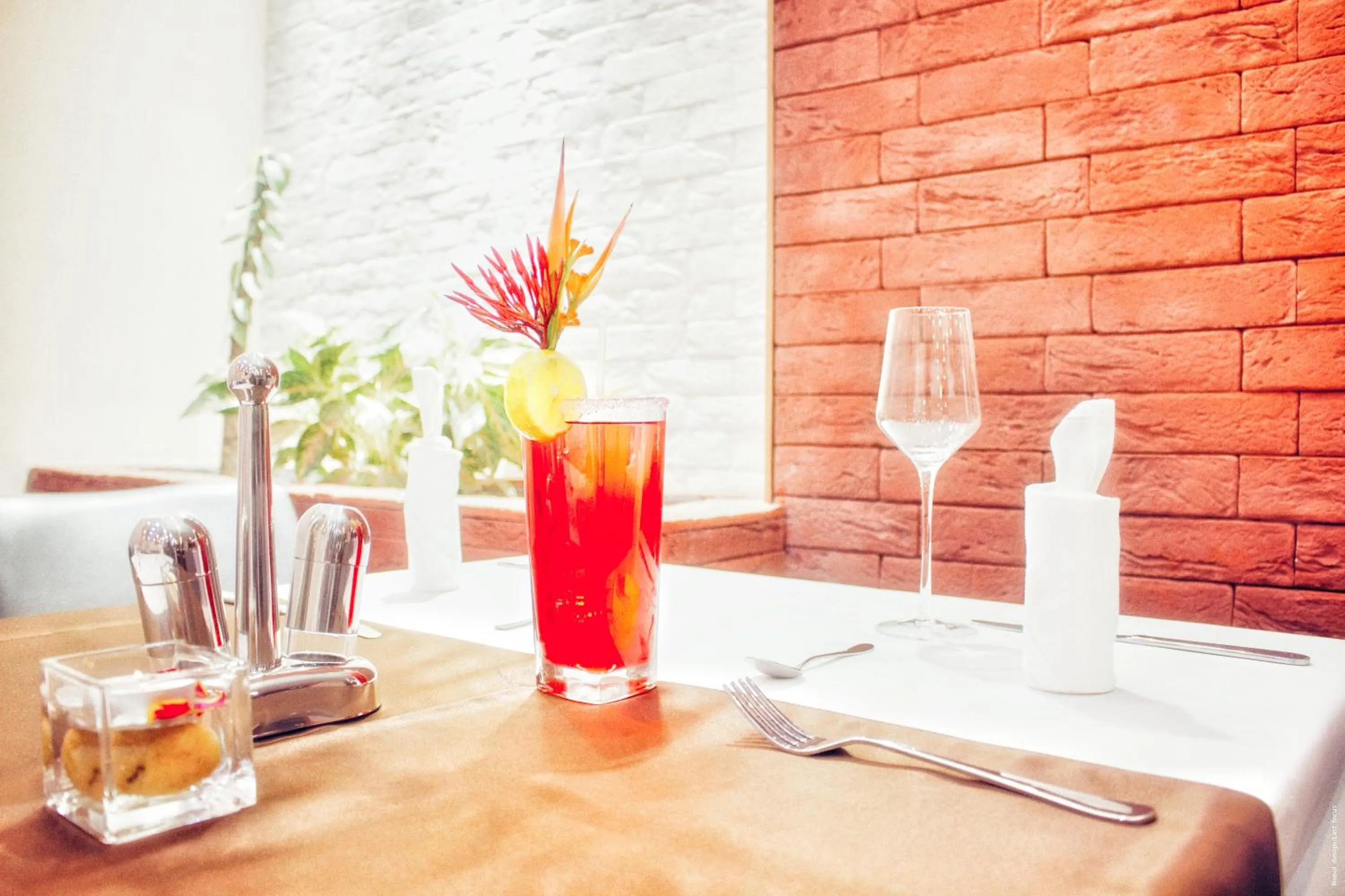 Restaurant/places to eat in The Streamliner Hotel Apartment