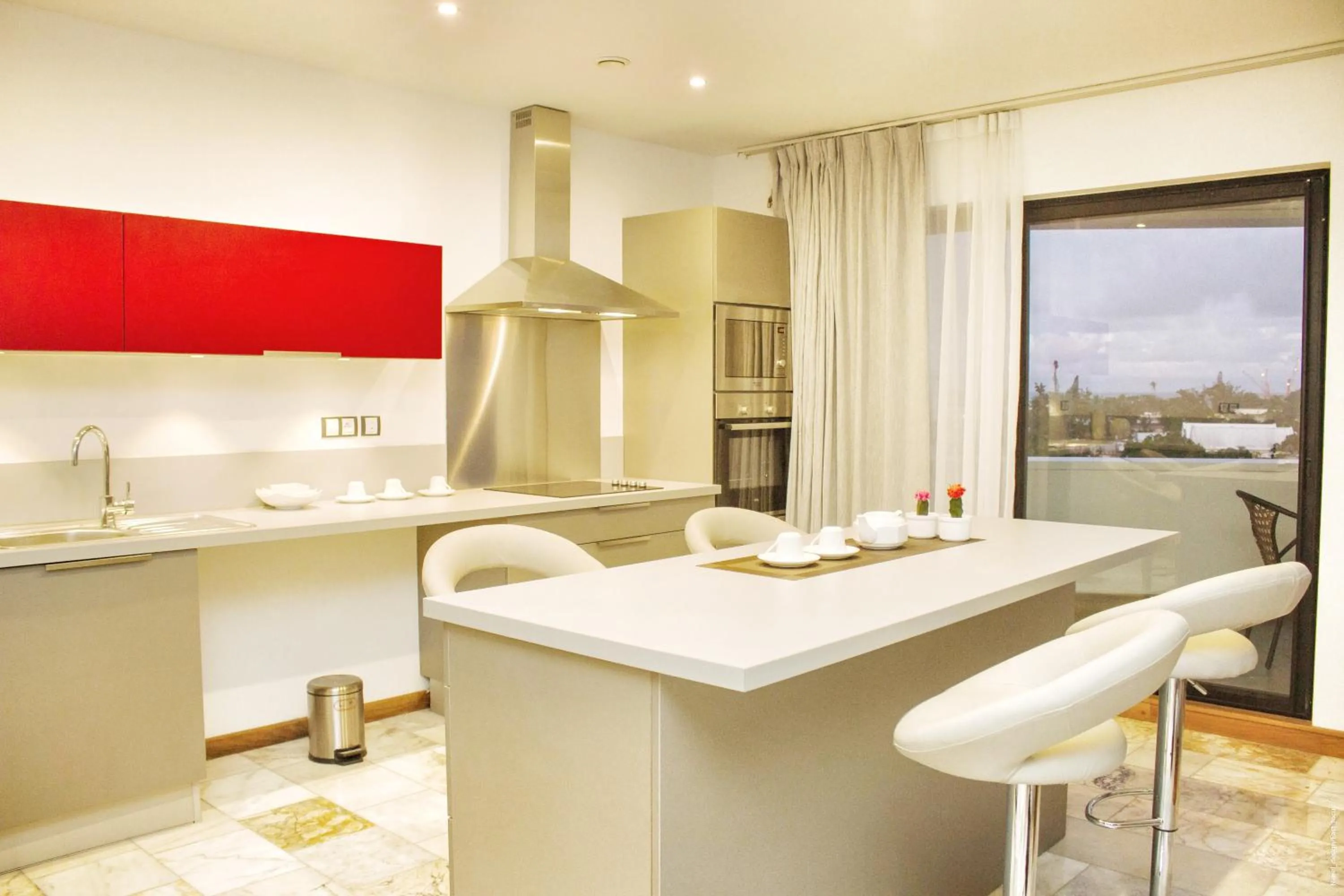 Kitchen or kitchenette in The Streamliner Hotel Apartment