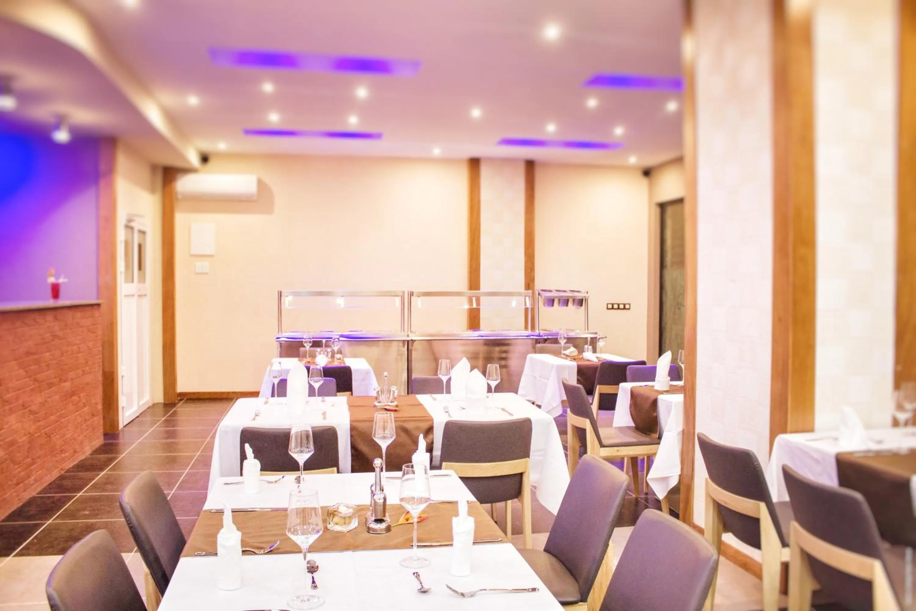 Restaurant/places to eat in The Streamliner Hotel Apartment