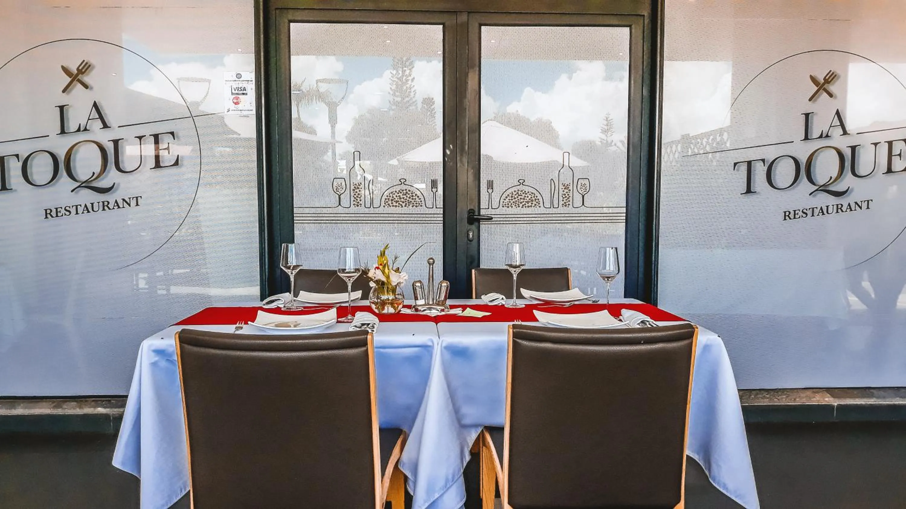 Restaurant/places to eat in The Streamliner Hotel Apartment