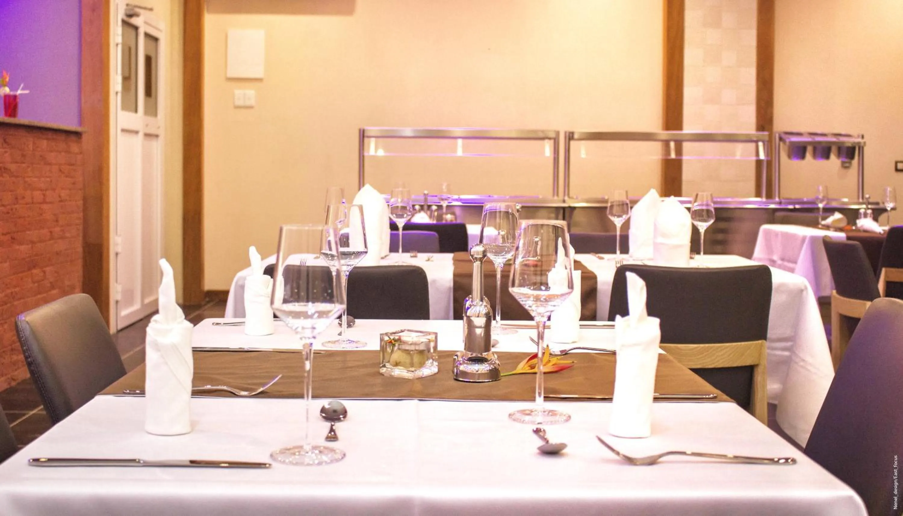 Restaurant/places to eat in The Streamliner Hotel Apartment