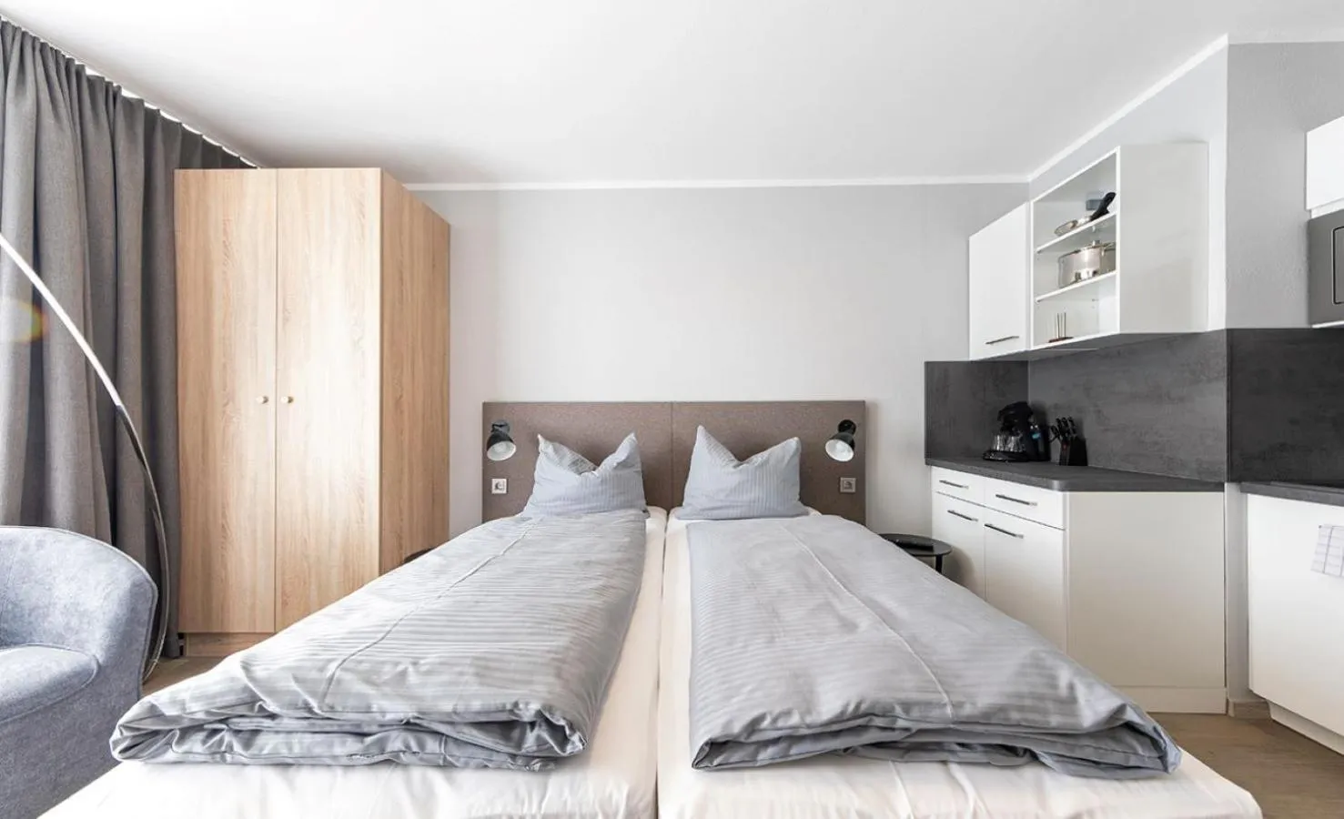 Photo of the whole room, Bed in centerroom München City