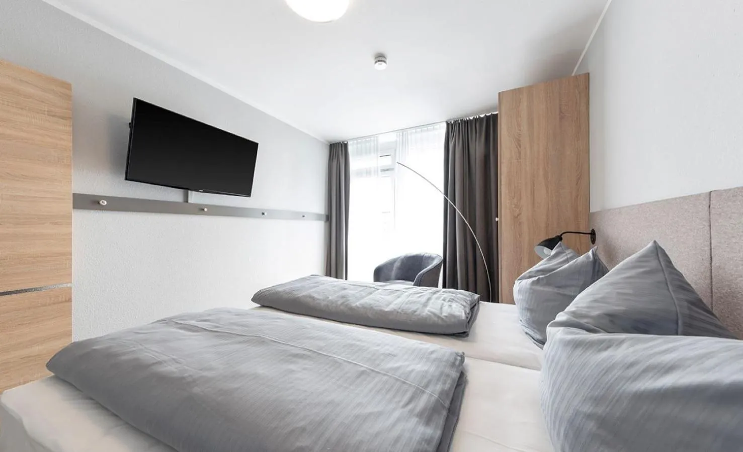 Photo of the whole room, Bed in centerroom München City