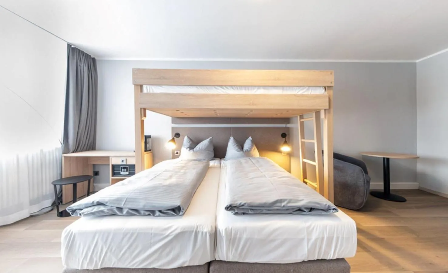 Photo of the whole room, Bed in centerroom München City