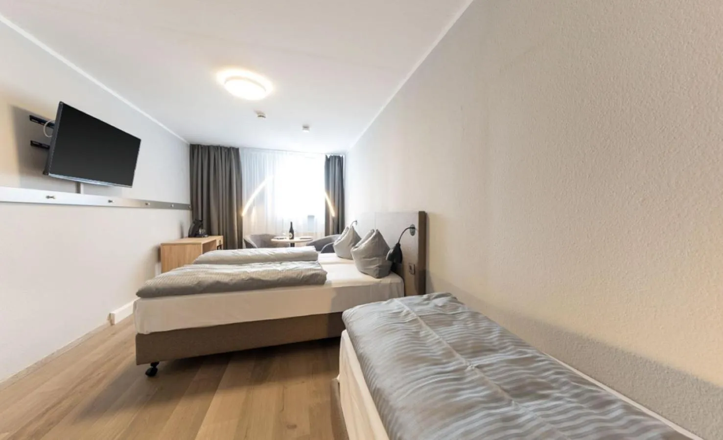 Photo of the whole room, Bed in centerroom München City