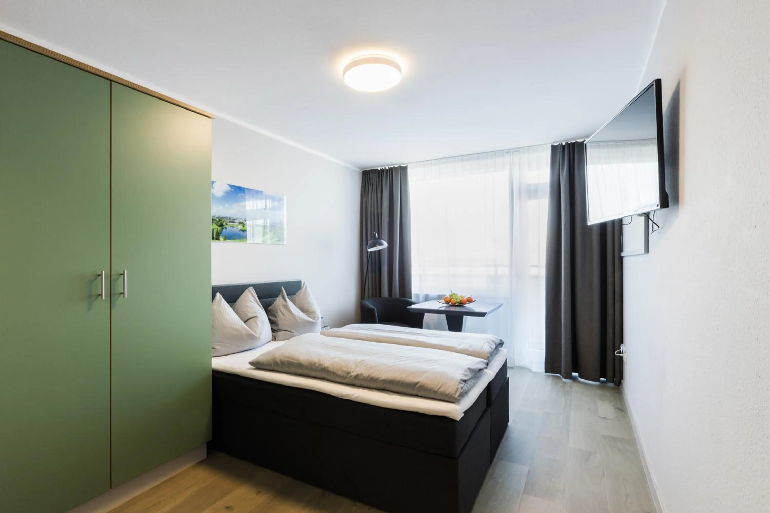 Photo of the whole room, Bed in centerroom München City