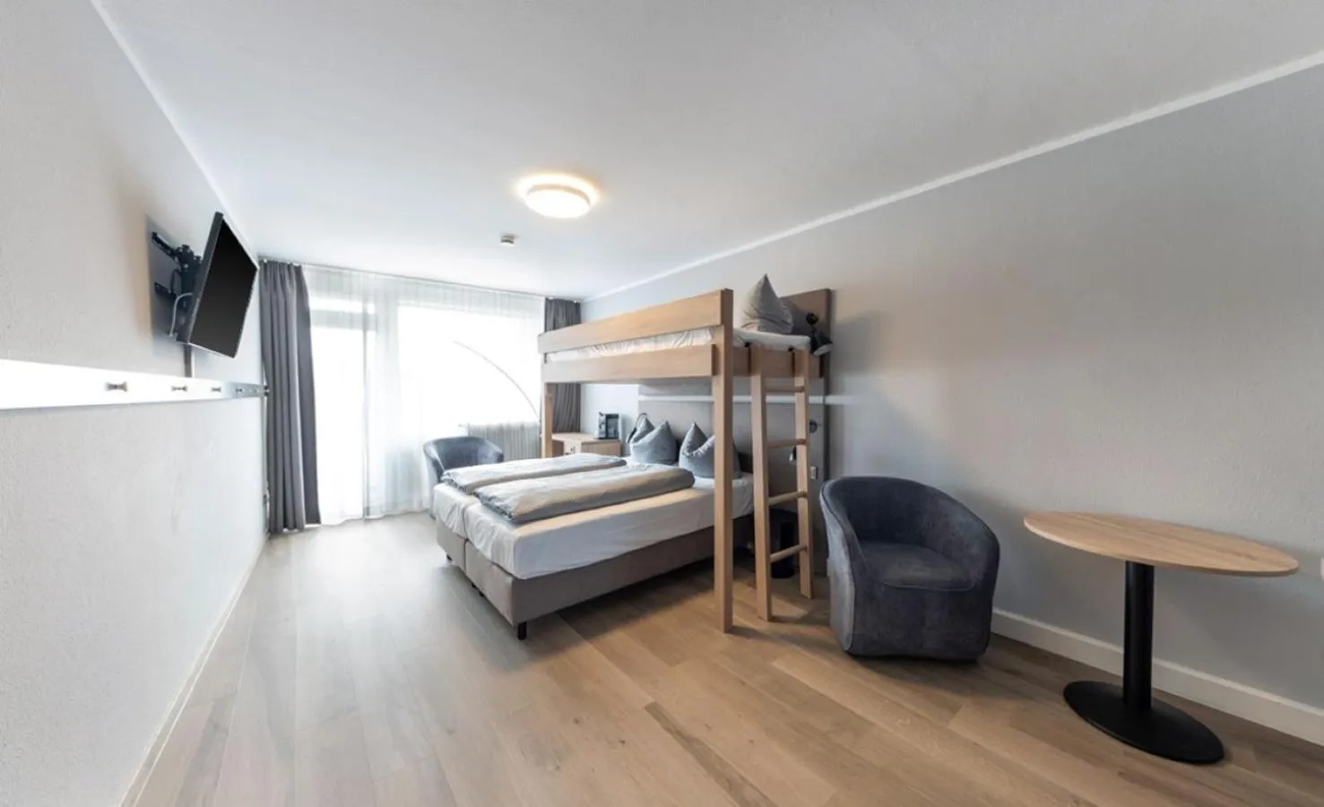 Photo of the whole room, Bed in centerroom München City