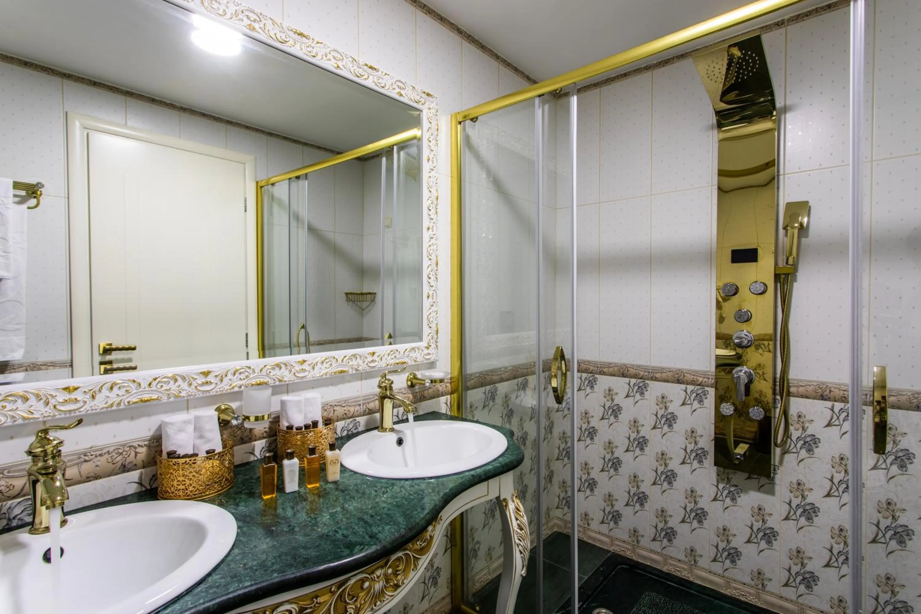 Bathroom in Wellness Santa Hotel - adults plus12