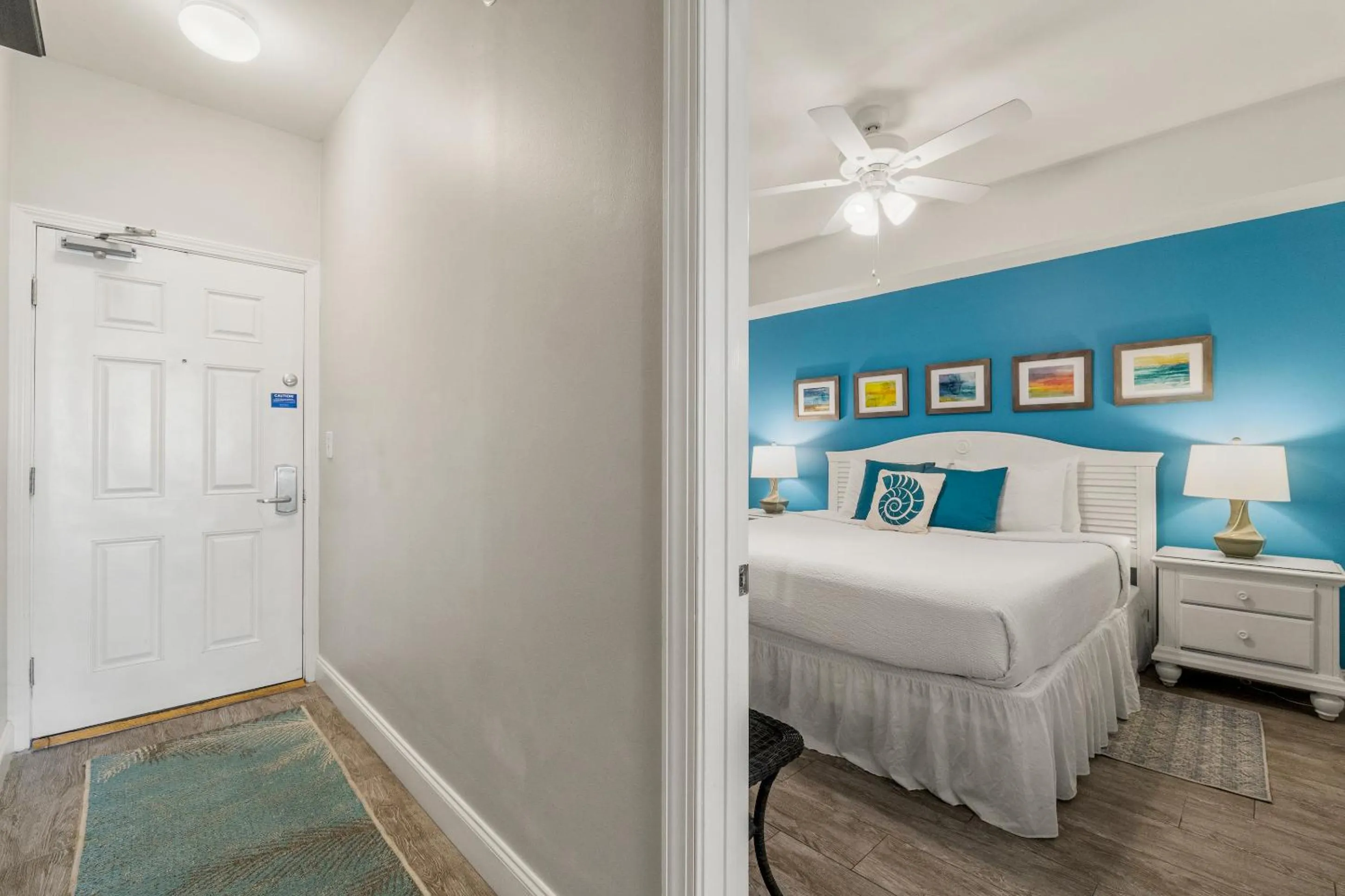 Facade/entrance, Bed in Majestic Sun Beach Resort by Panhandle Getaways