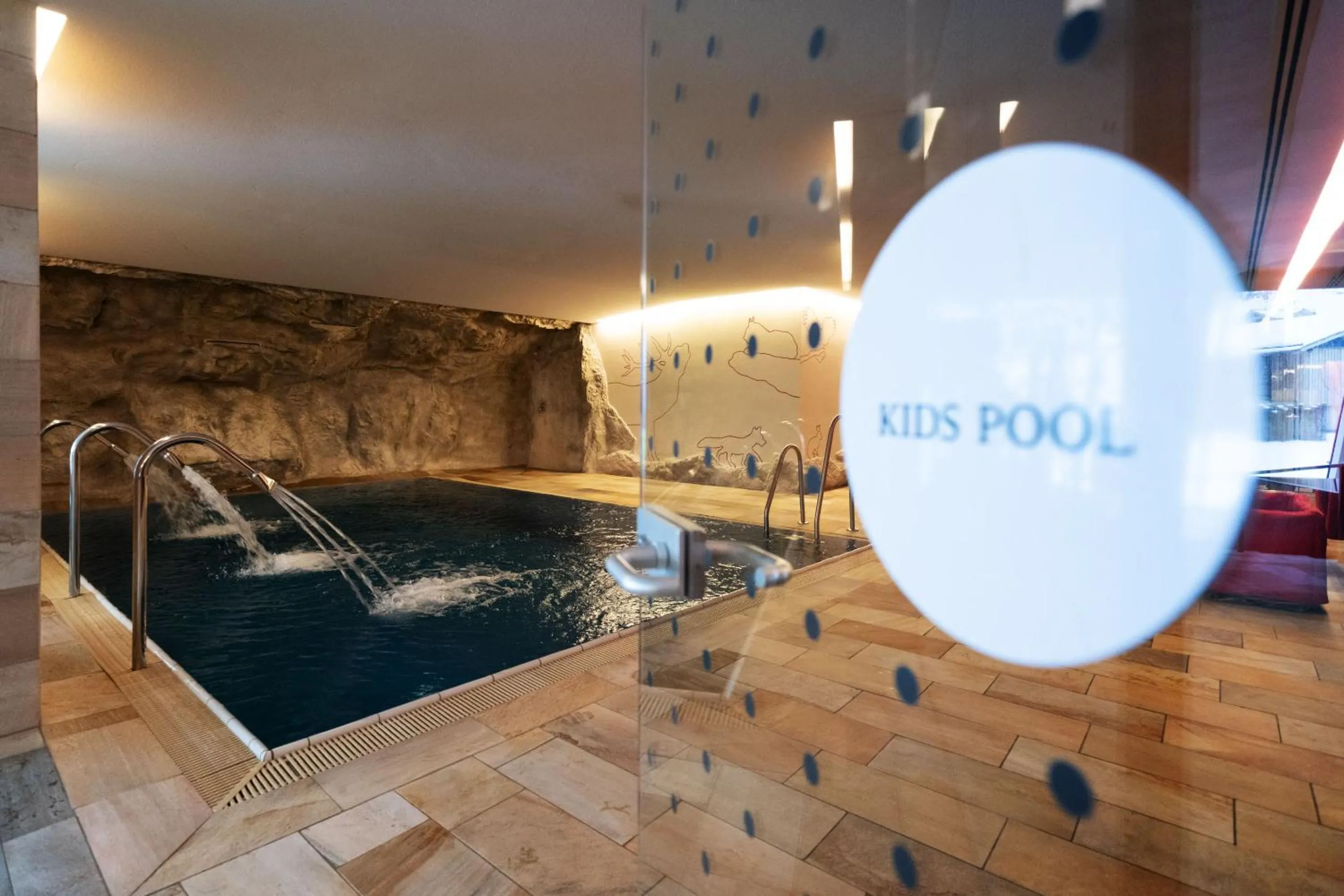 Swimming pool in Hotel Austria