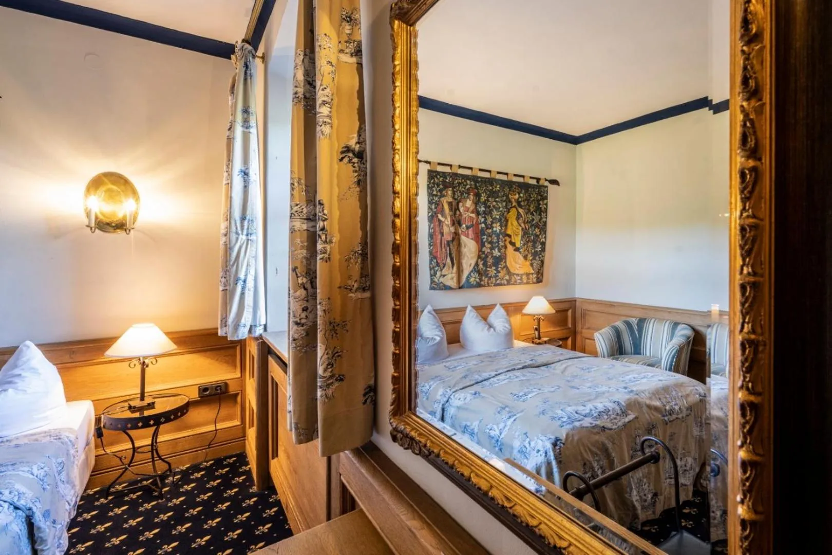 Photo of the whole room, Bed in Burg Rabenstein