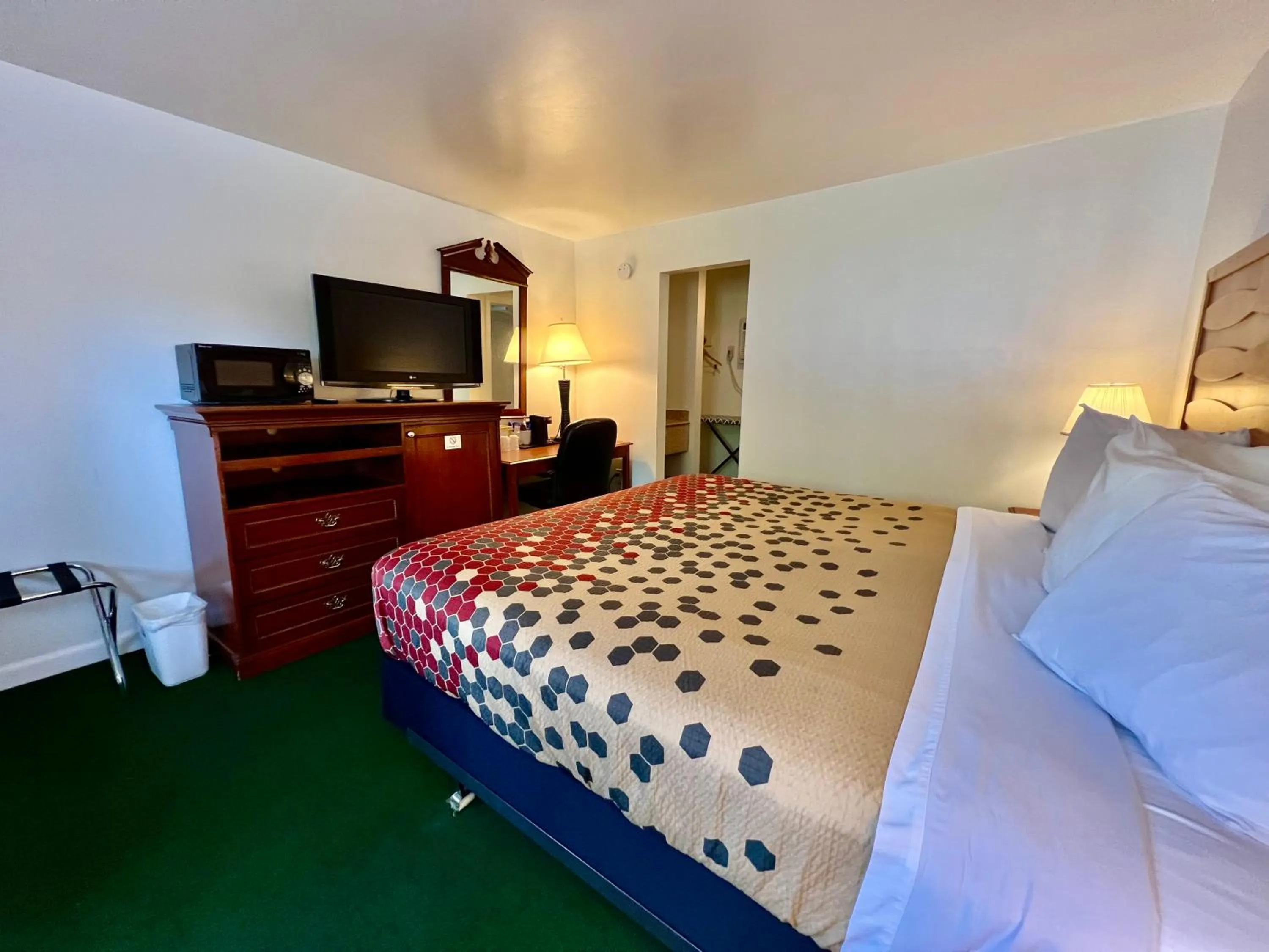 Rodeway Inn & Suites Brunswick near Hwy 1