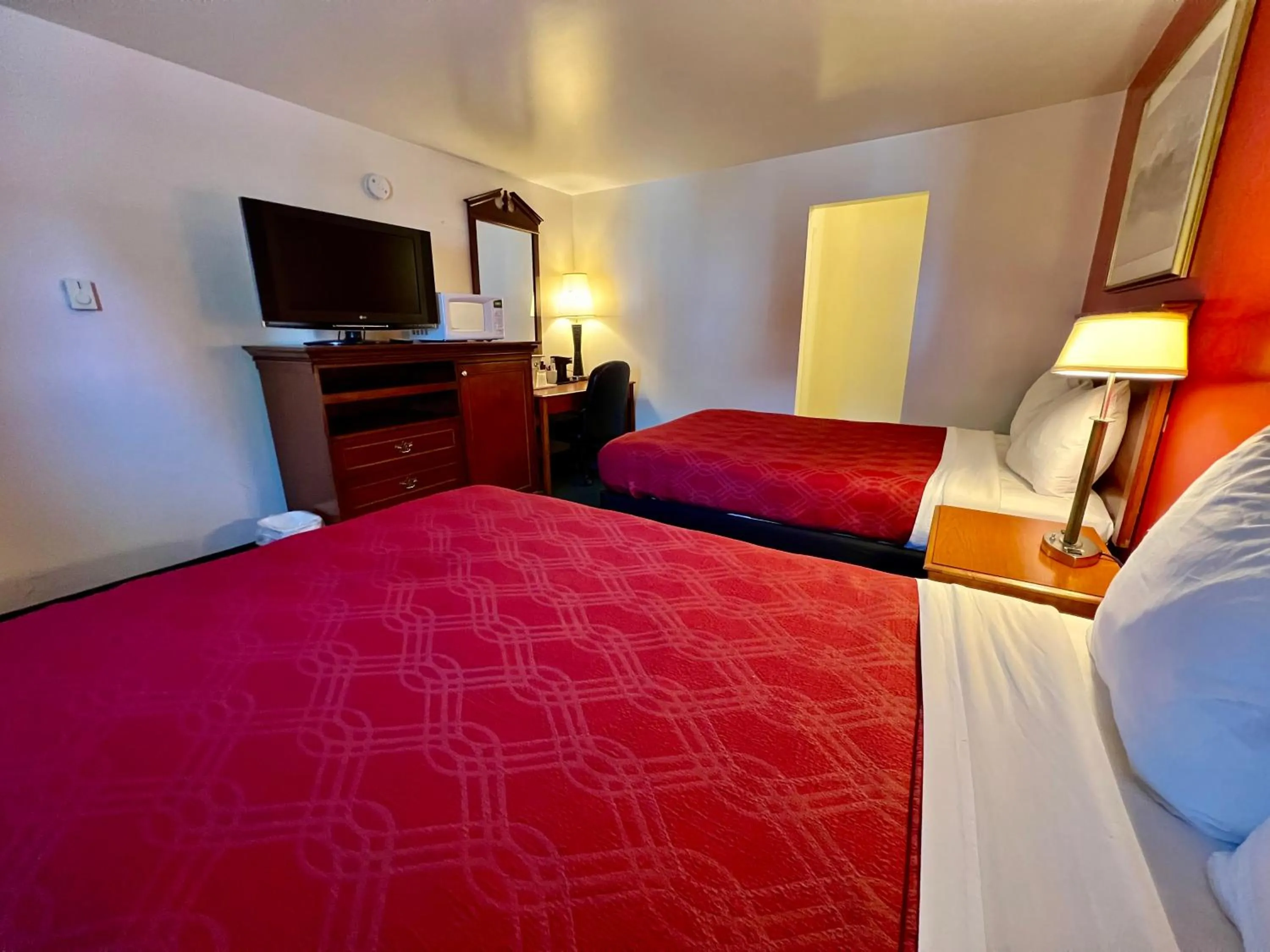 Rodeway Inn & Suites Brunswick near Hwy 1