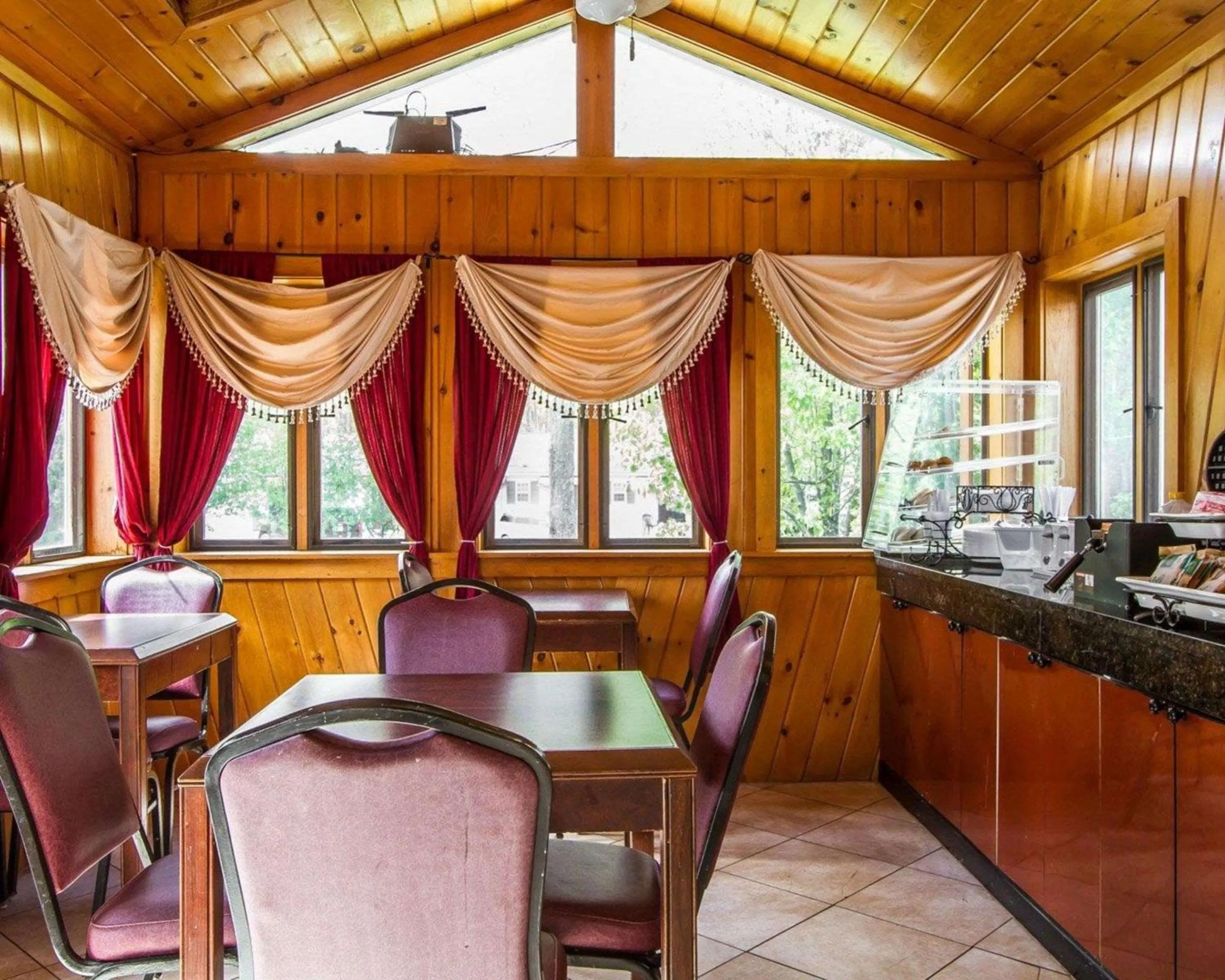 Restaurant/places to eat in Rodeway Inn & Suites Brunswick near Hwy 1