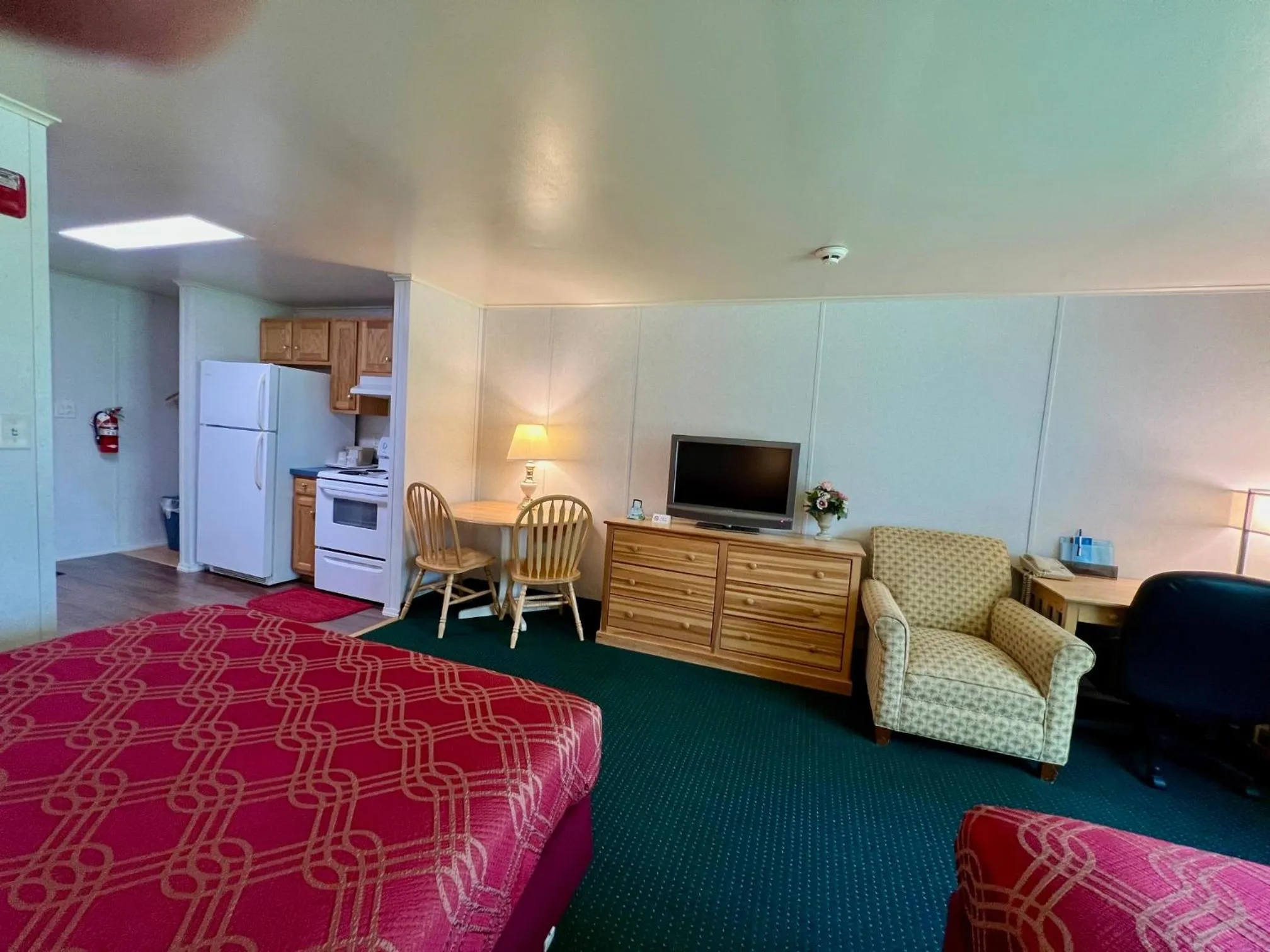 Rodeway Inn & Suites Brunswick near Hwy 1