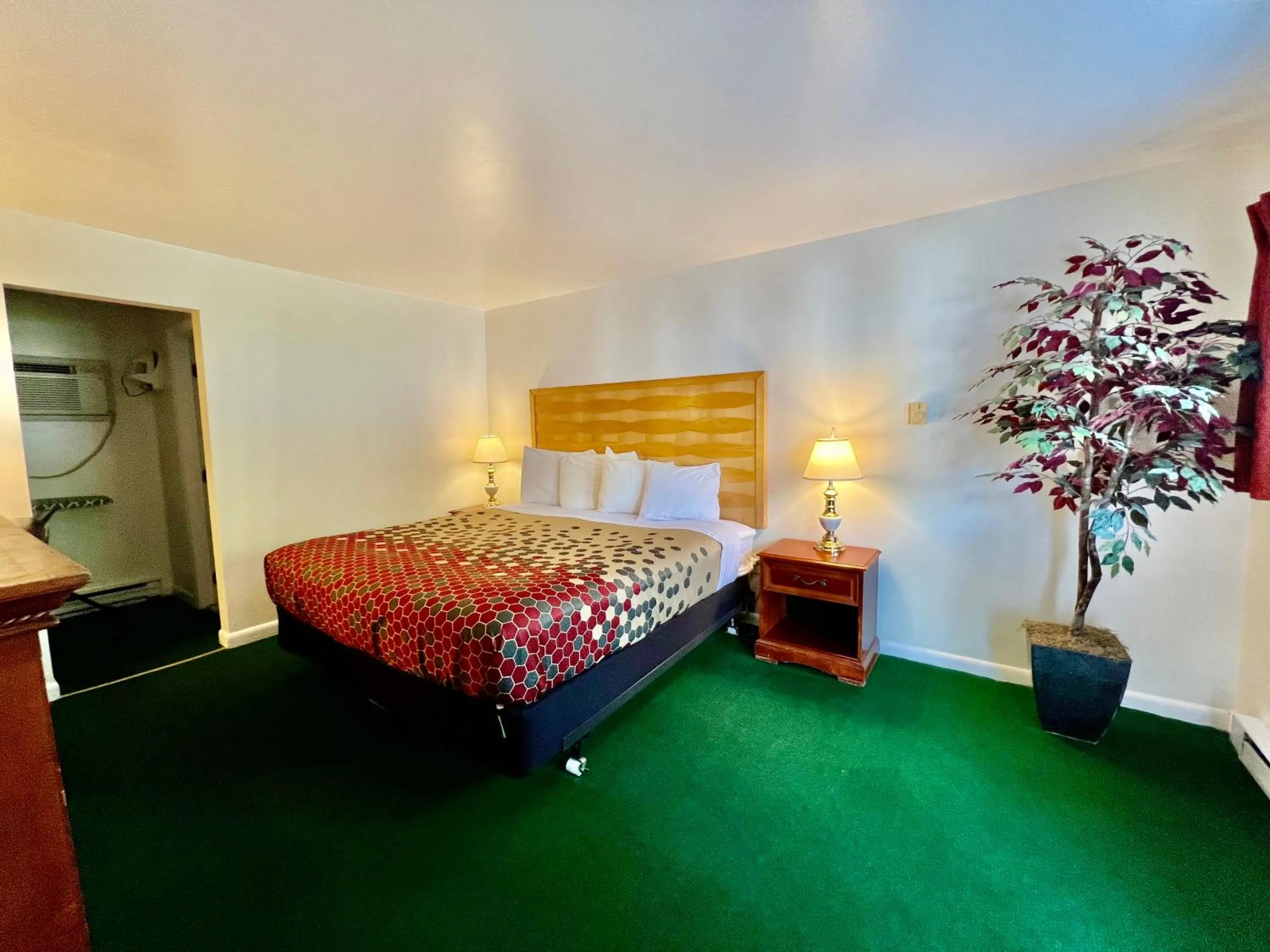 Rodeway Inn & Suites Brunswick near Hwy 1