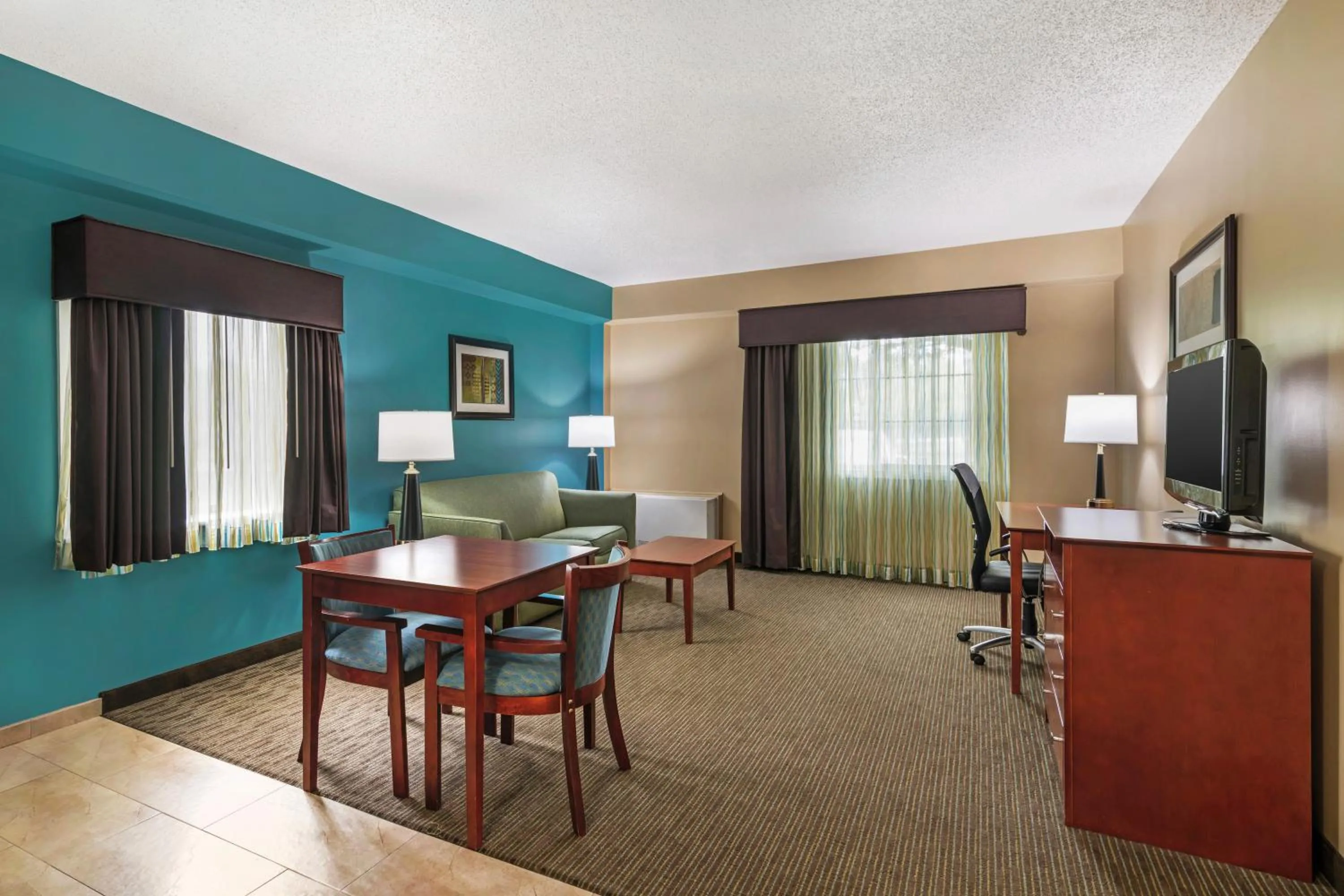 Living room in Best Western Plus Plattsburgh