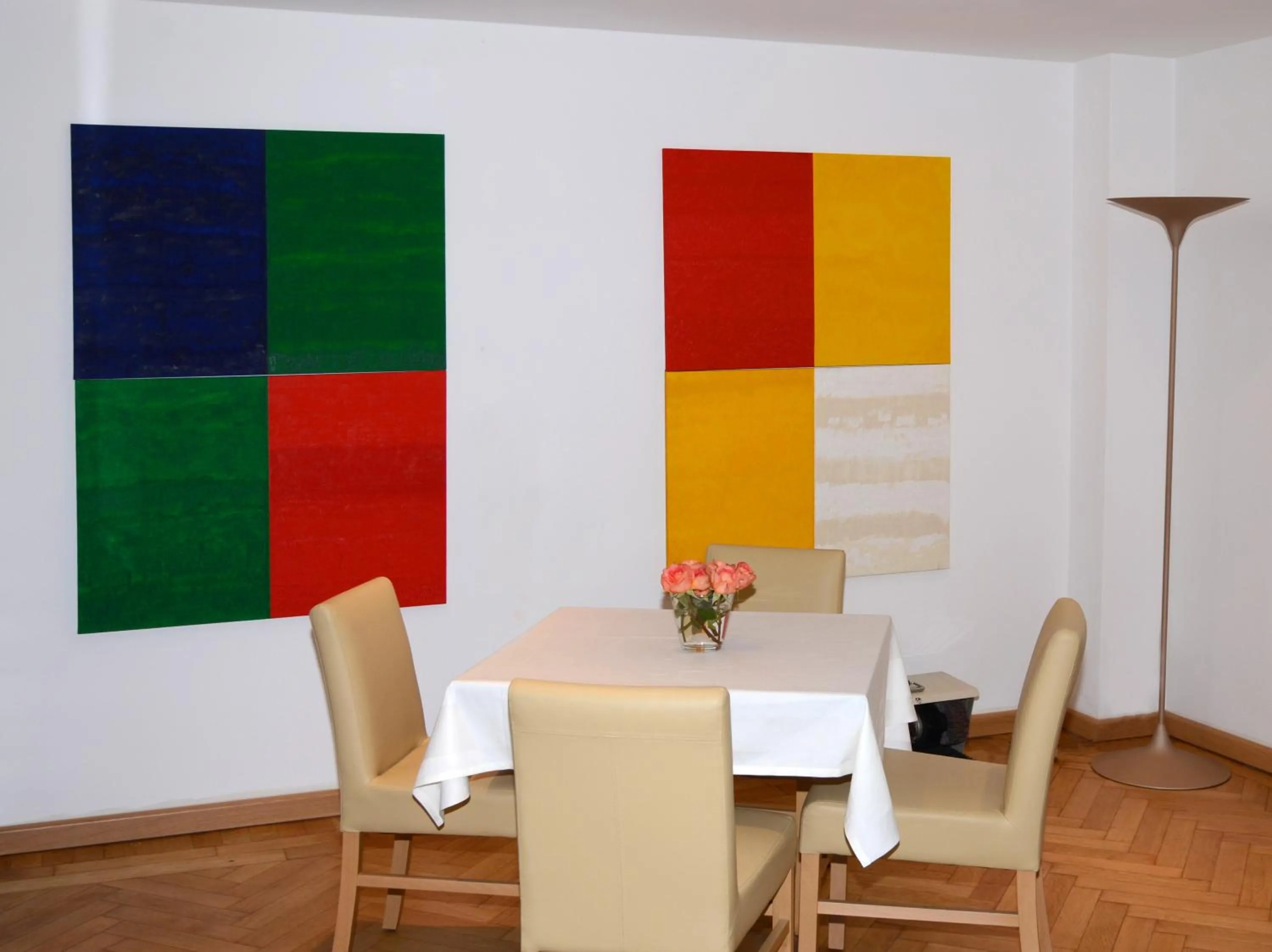 Restaurant/places to eat in Hotel Destination 21