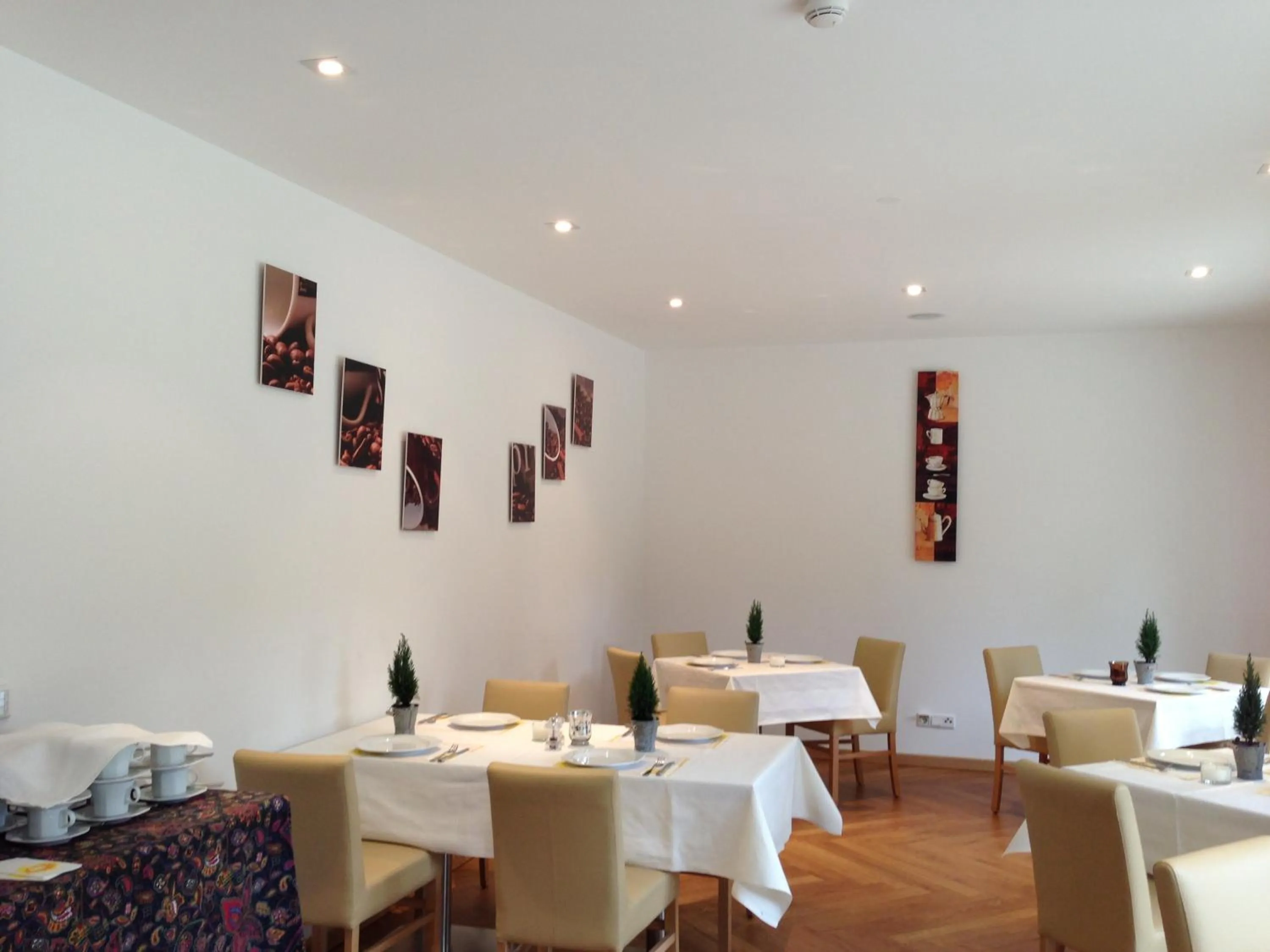 Restaurant/places to eat in Hotel Destination 21