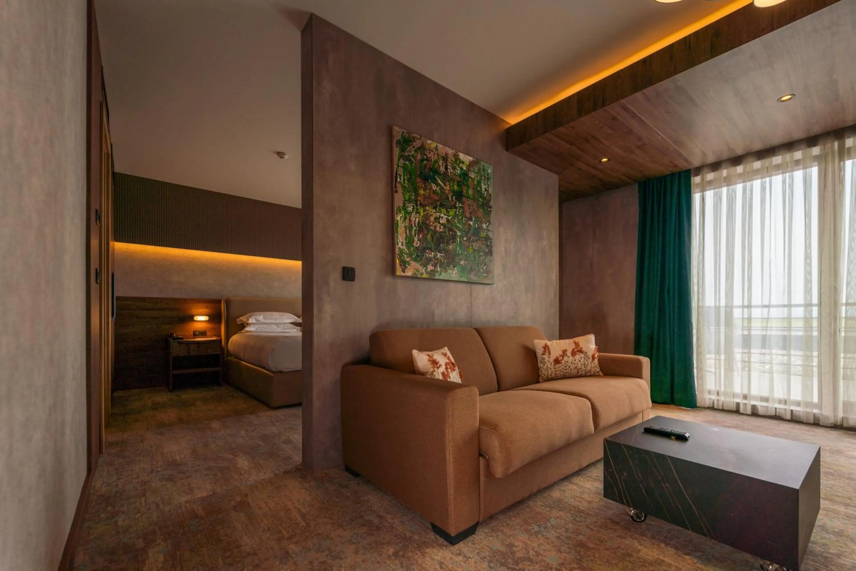 Living room, Bed in Emerald Hotel