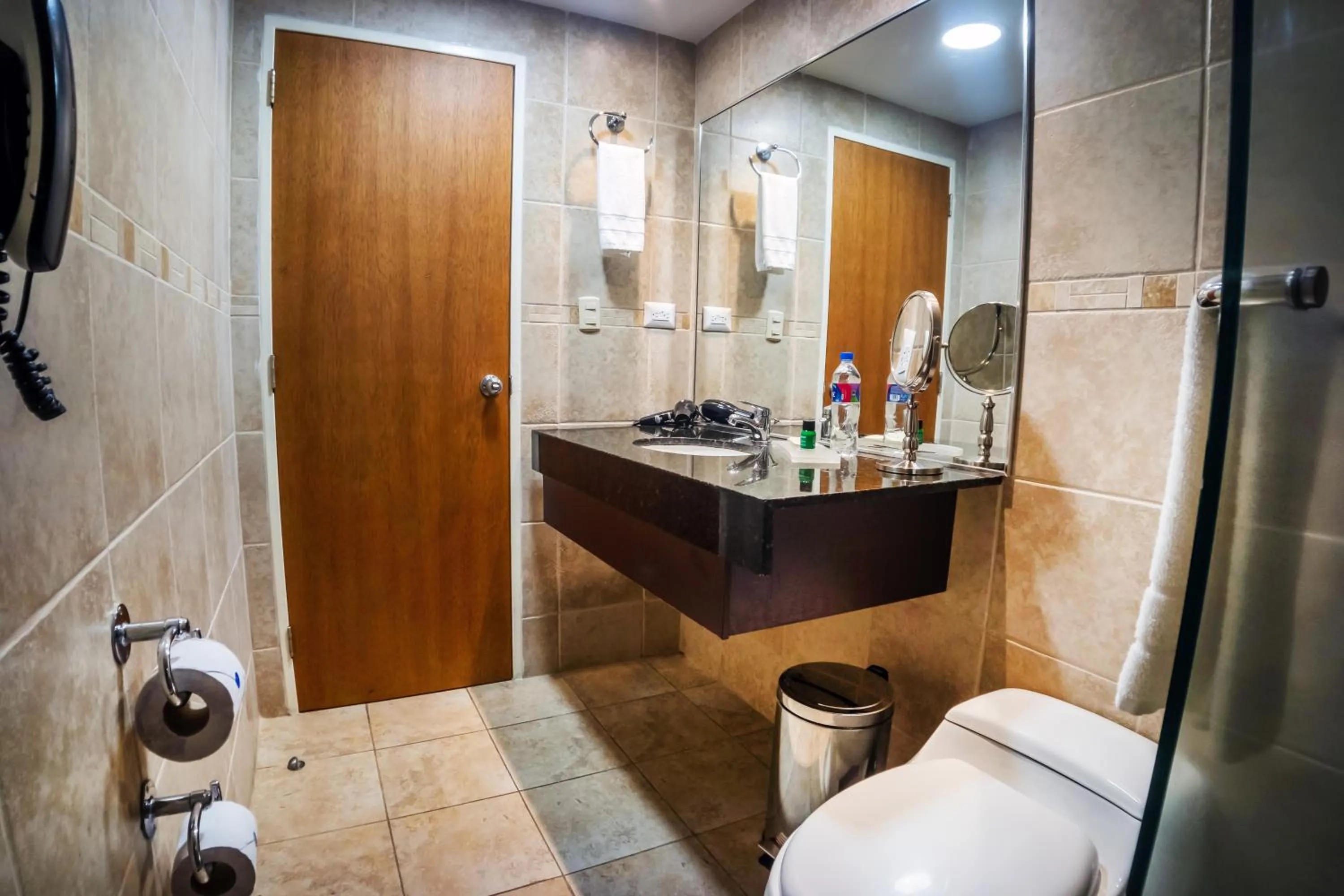 Toilet in TRYP by Wyndham Guayaquil Airport