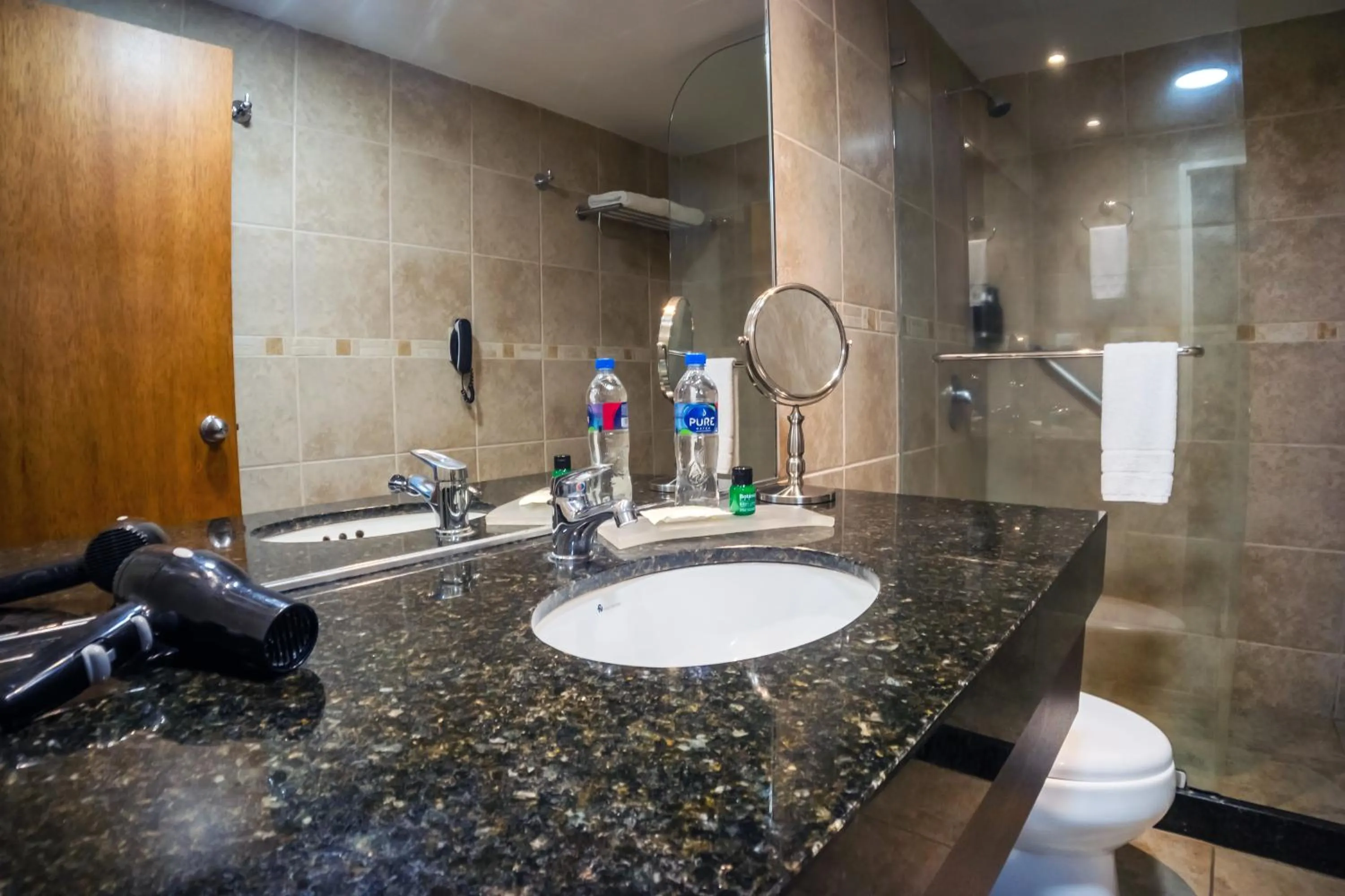 Shower in TRYP by Wyndham Guayaquil Airport