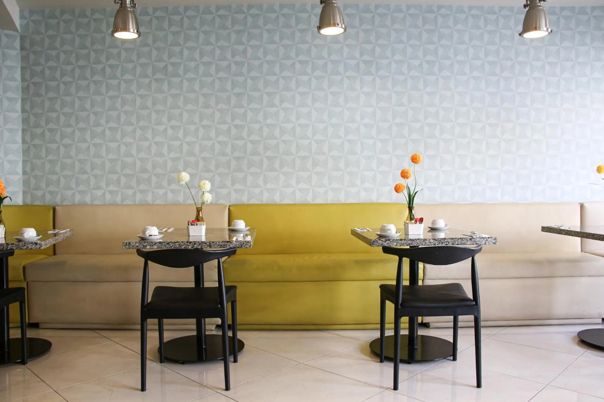 Restaurant/places to eat in Country Hotel & Suites