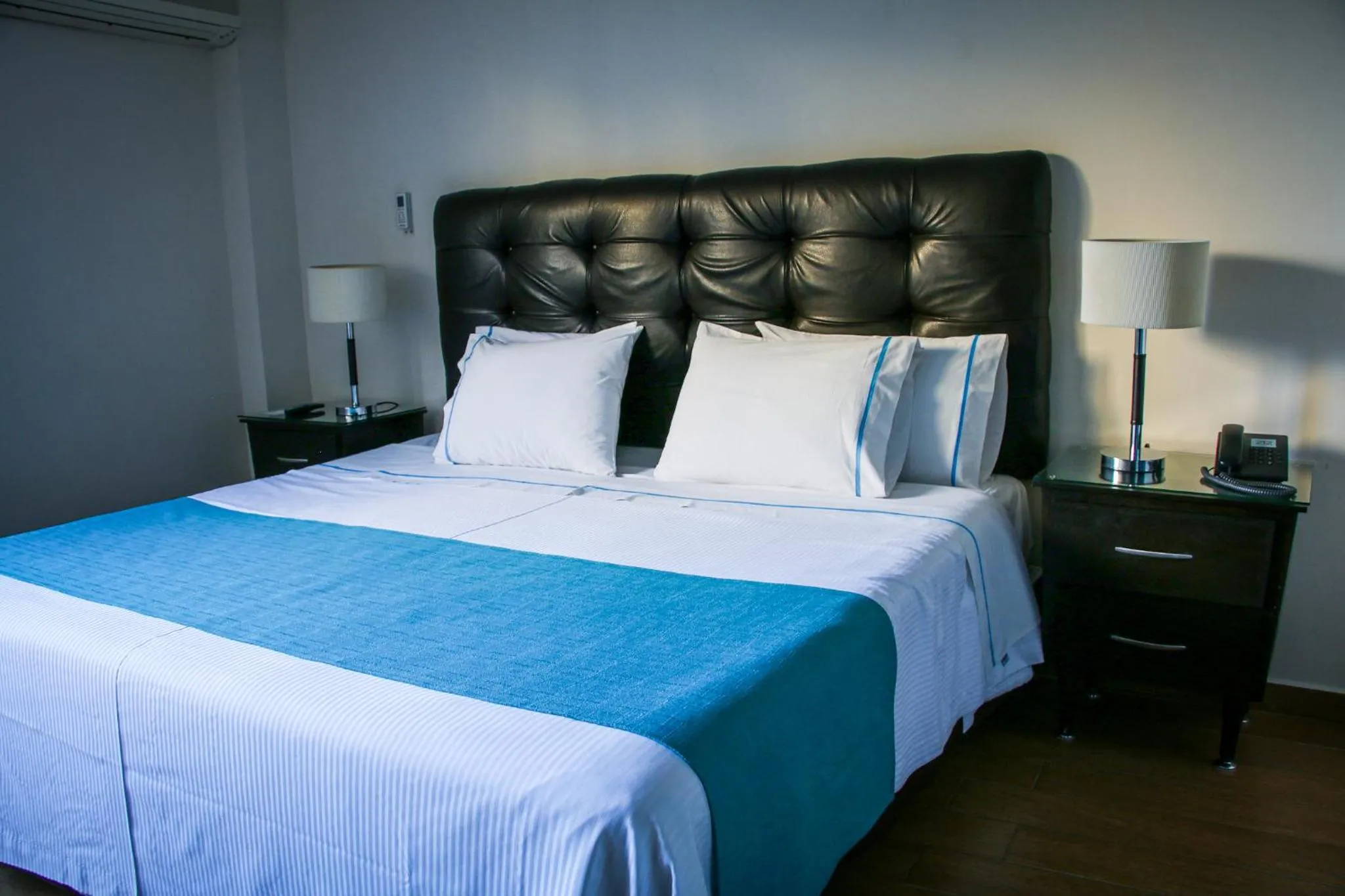 Bedroom, Bed in Country Hotel & Suites